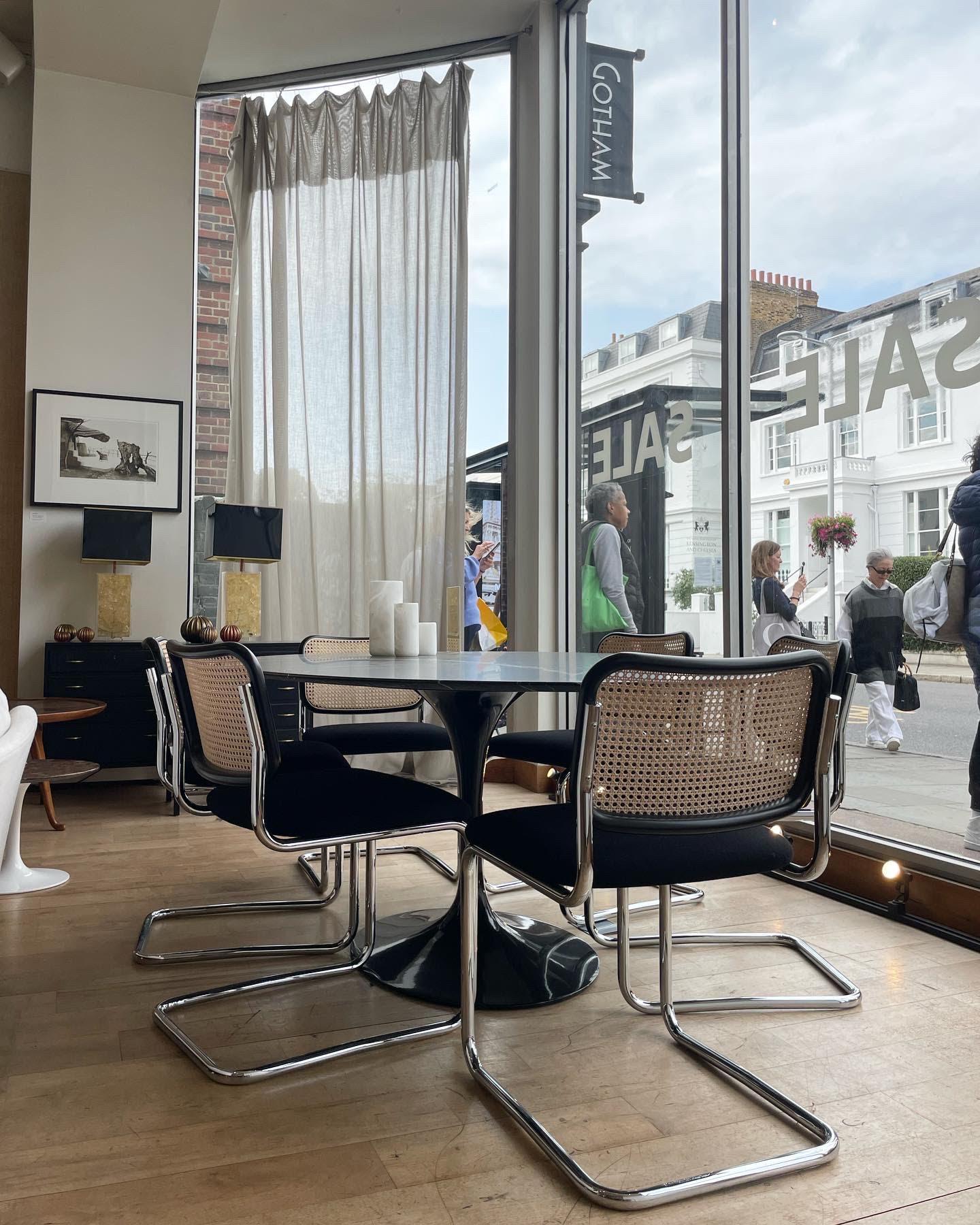 (presque) Nouvelle table à manger ovale Saarinen, conçue par Eero Saarinen et fabriquée par le Studio Knoll en Italie vers 2023. 

La table est dotée d'un plateau en marbre Levanto avec une finition satinée (mate).  Le marbre principalement noir