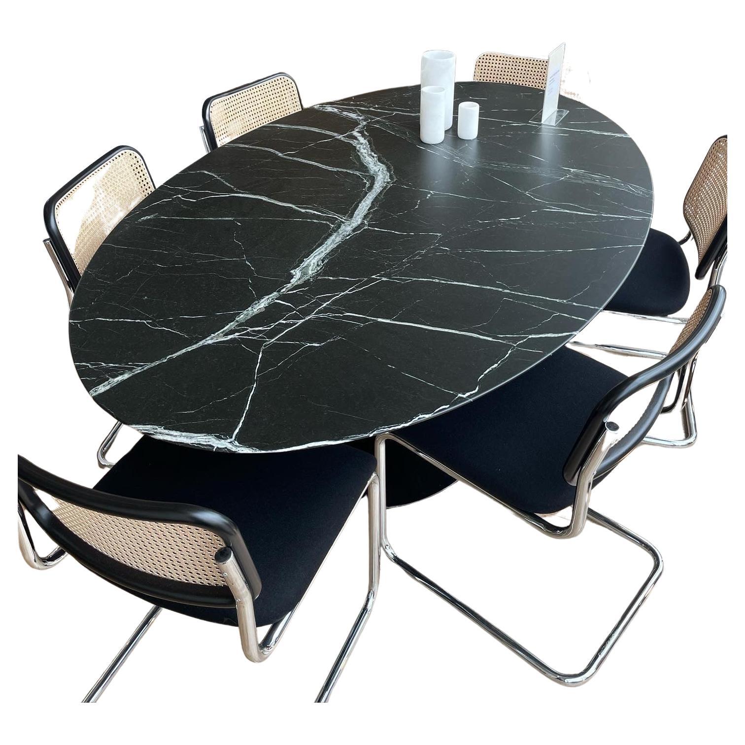 Table ovale Saarinen avec plateau en marbre Levanto en vente