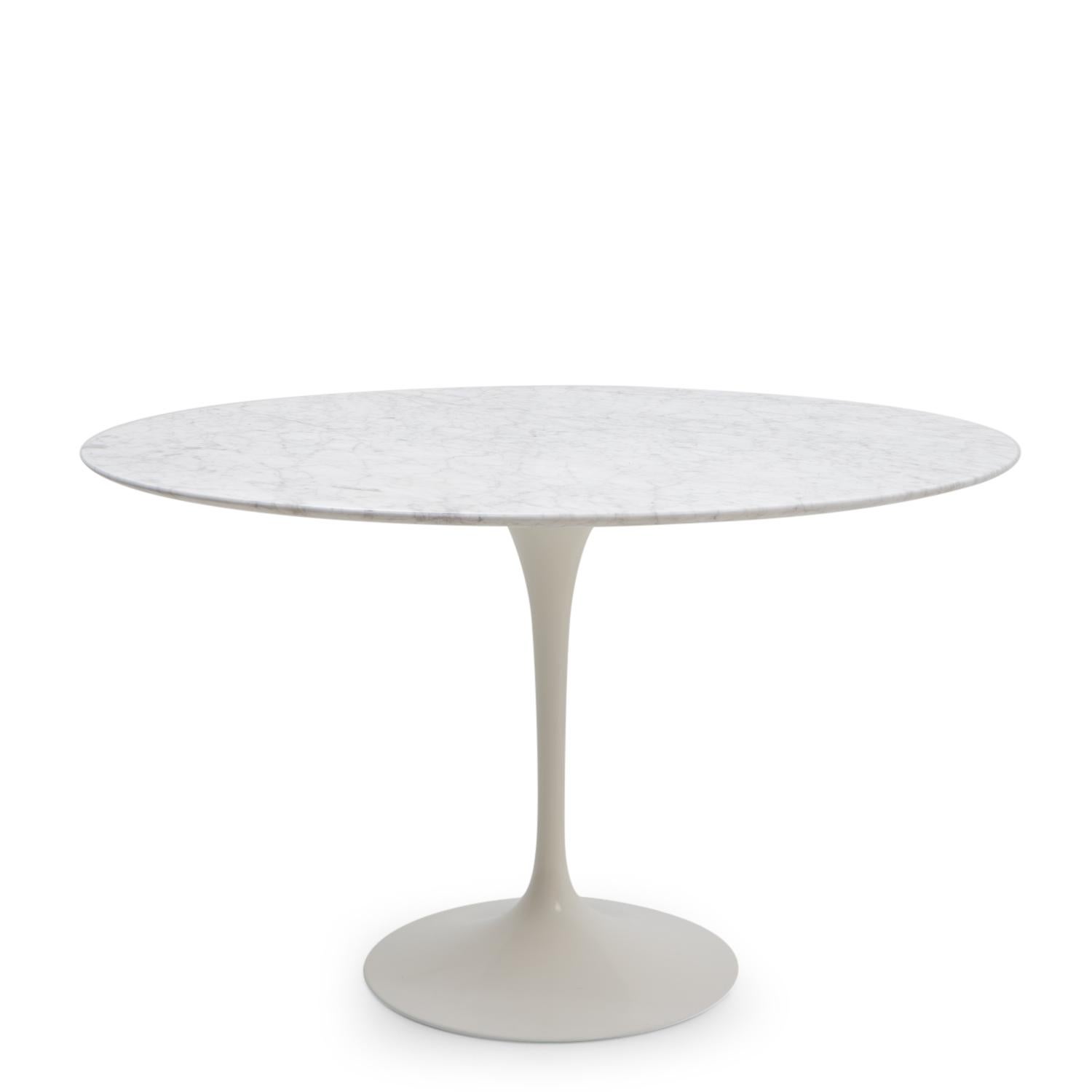 Round Tulip Table from the pedestal series designed by Eero Saarinen, produced by Knoll International.

The white marble (with a grey vein) comes in a gloss polished finish, with a white base.
 

Condition: Very good, no visible scratches on the