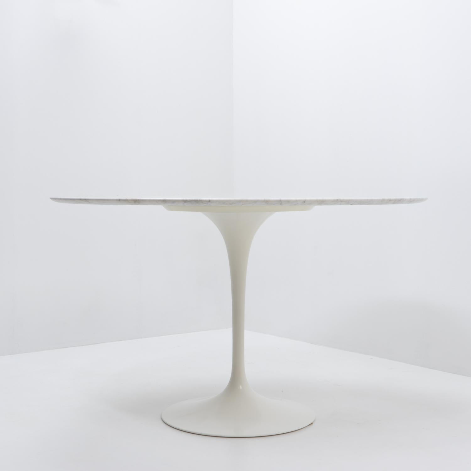 Swiss Saarinen Round Marble Dining Table for Knoll, 1970s For Sale