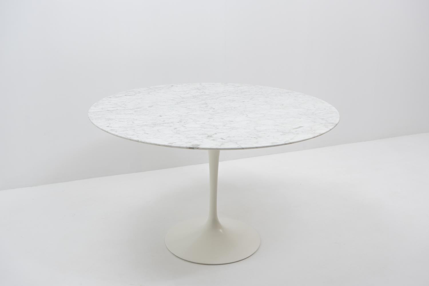 Late 20th Century Saarinen Round Marble Dining Table for Knoll, 1970s For Sale