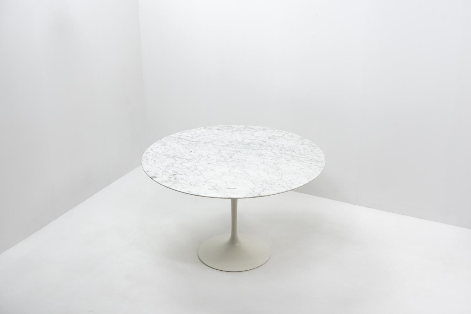 Aluminum Saarinen Round Marble Dining Table for Knoll, 1970s For Sale