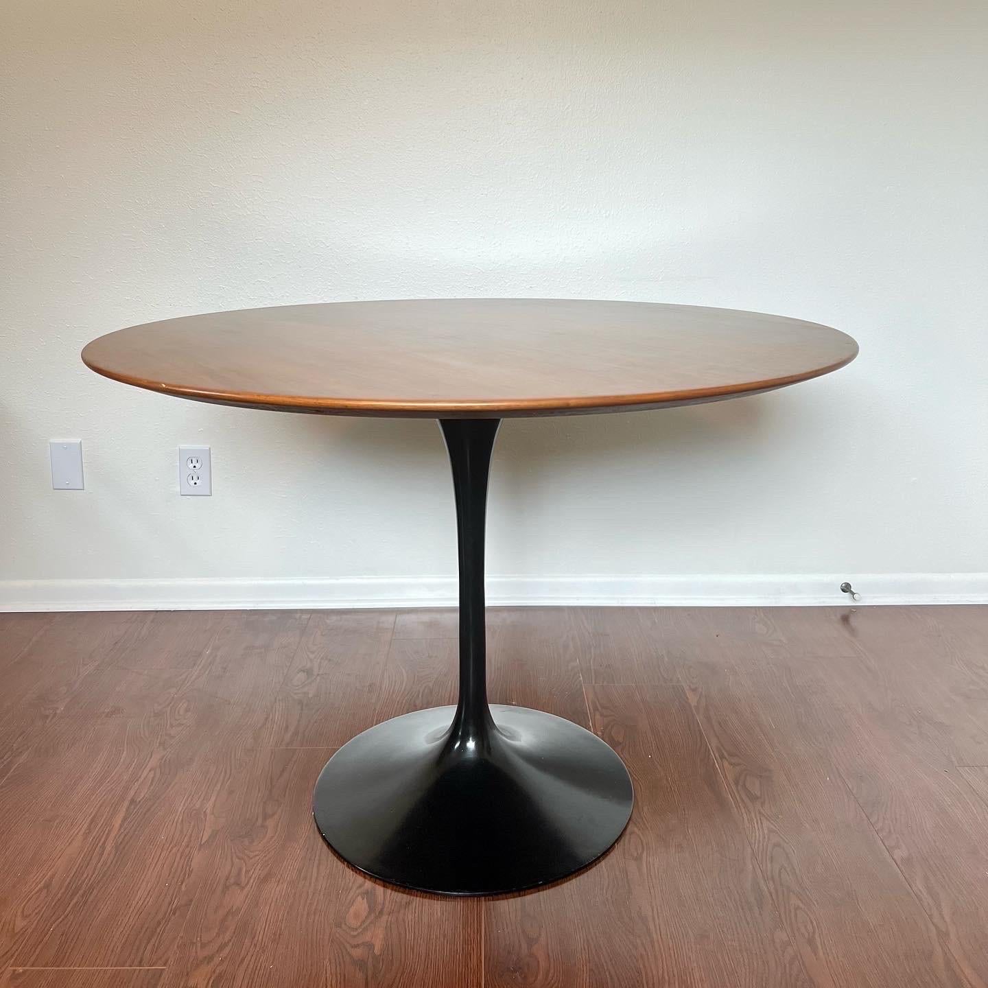 A timeless, iconic design. The Saarinen round dining table from Knoll is an exceptional, high-end creation from world-renowned Finnish designer Eero Saarinen. Made of heavy molded cast aluminum, the base and body flow as a singular piece, rising and