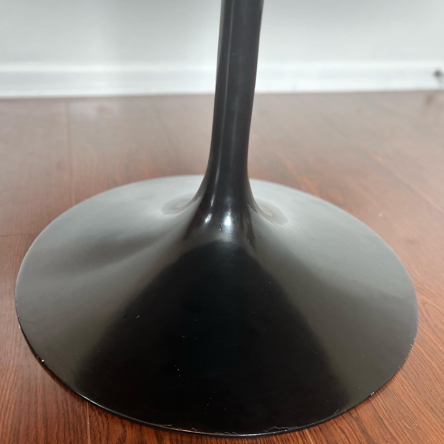 Late 20th Century Saarinen Round Tulipdining Table by Knoll in Wood and Black