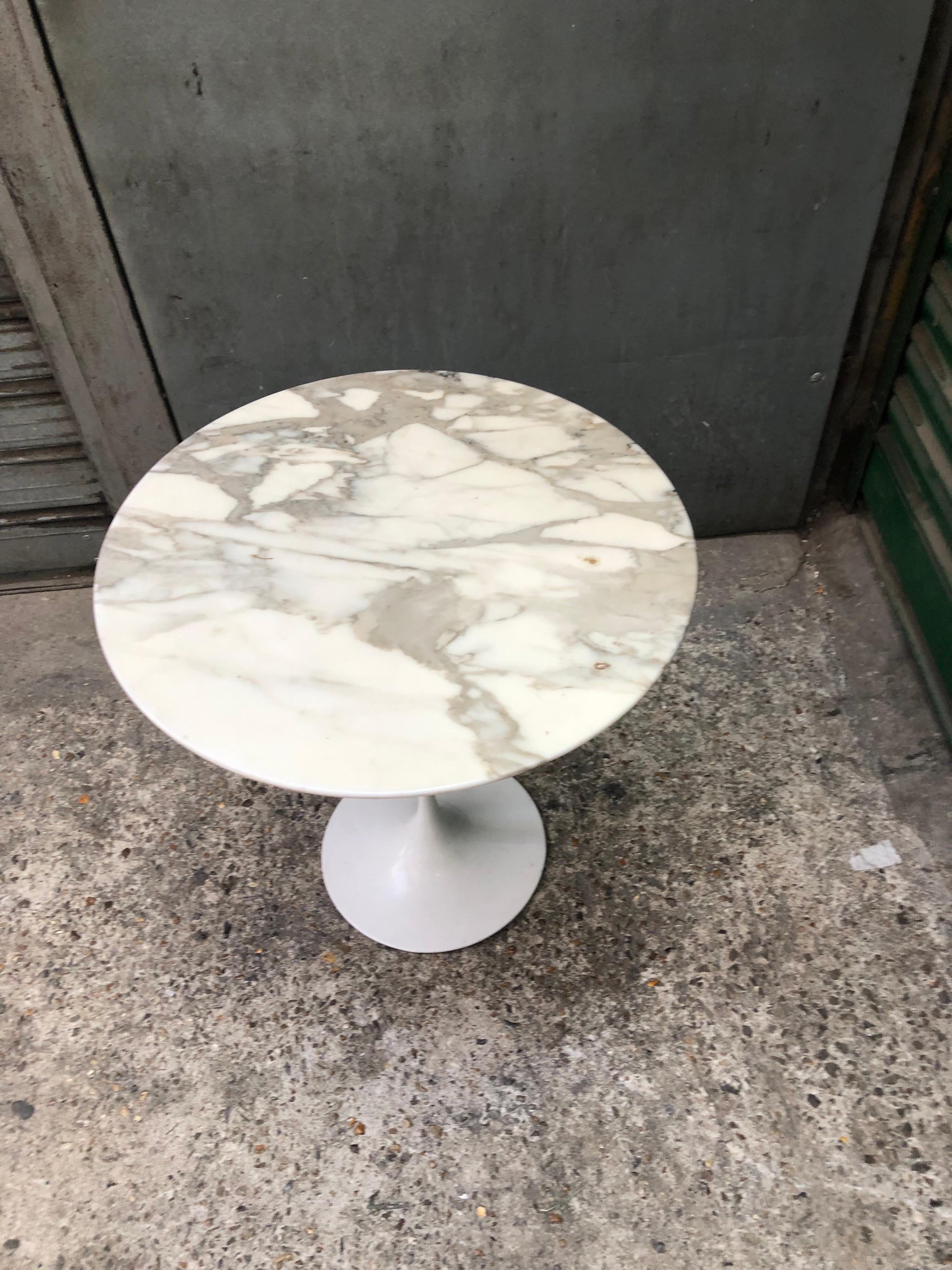 Marble-top guéridon 
Metal base
Knoll edition.