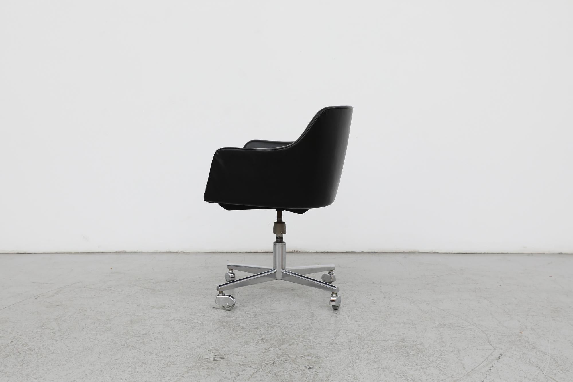 Saarinen Style Black Faux Leather Rolling Office Chair In Good Condition In Los Angeles, CA