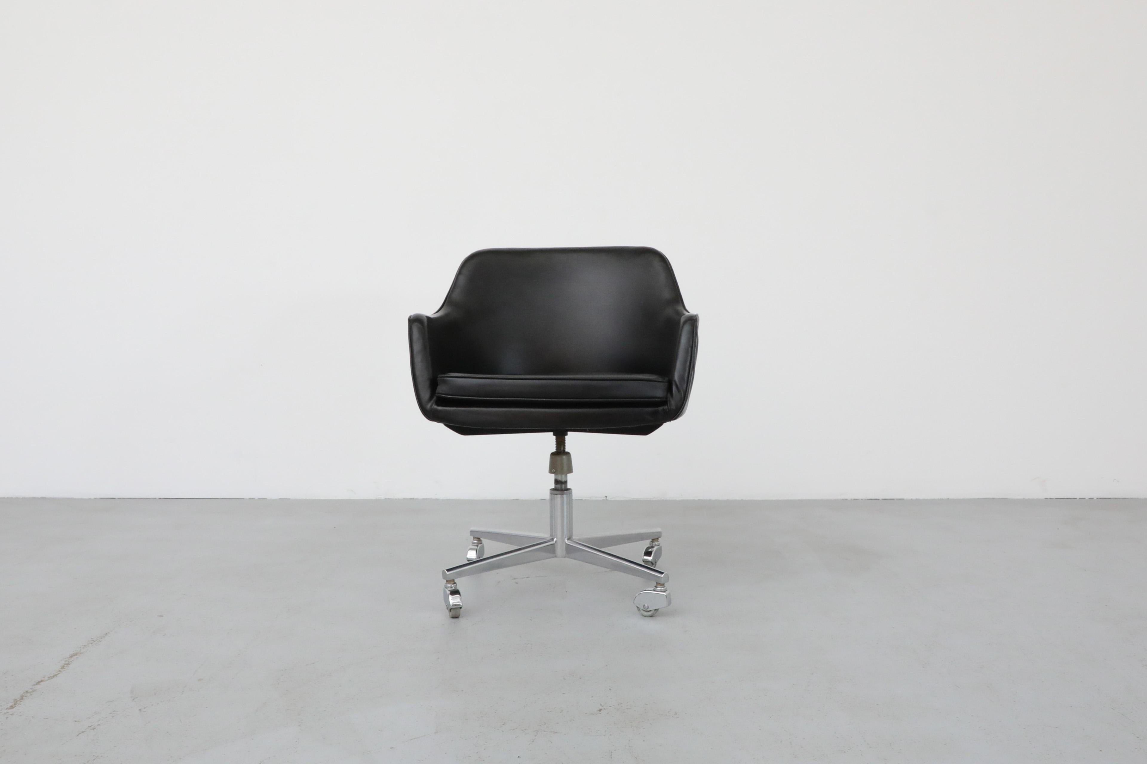 Saarinen Style Black Faux Leather Rolling Office Chair w/ Newly Upholstered Seat In Good Condition For Sale In Los Angeles, CA