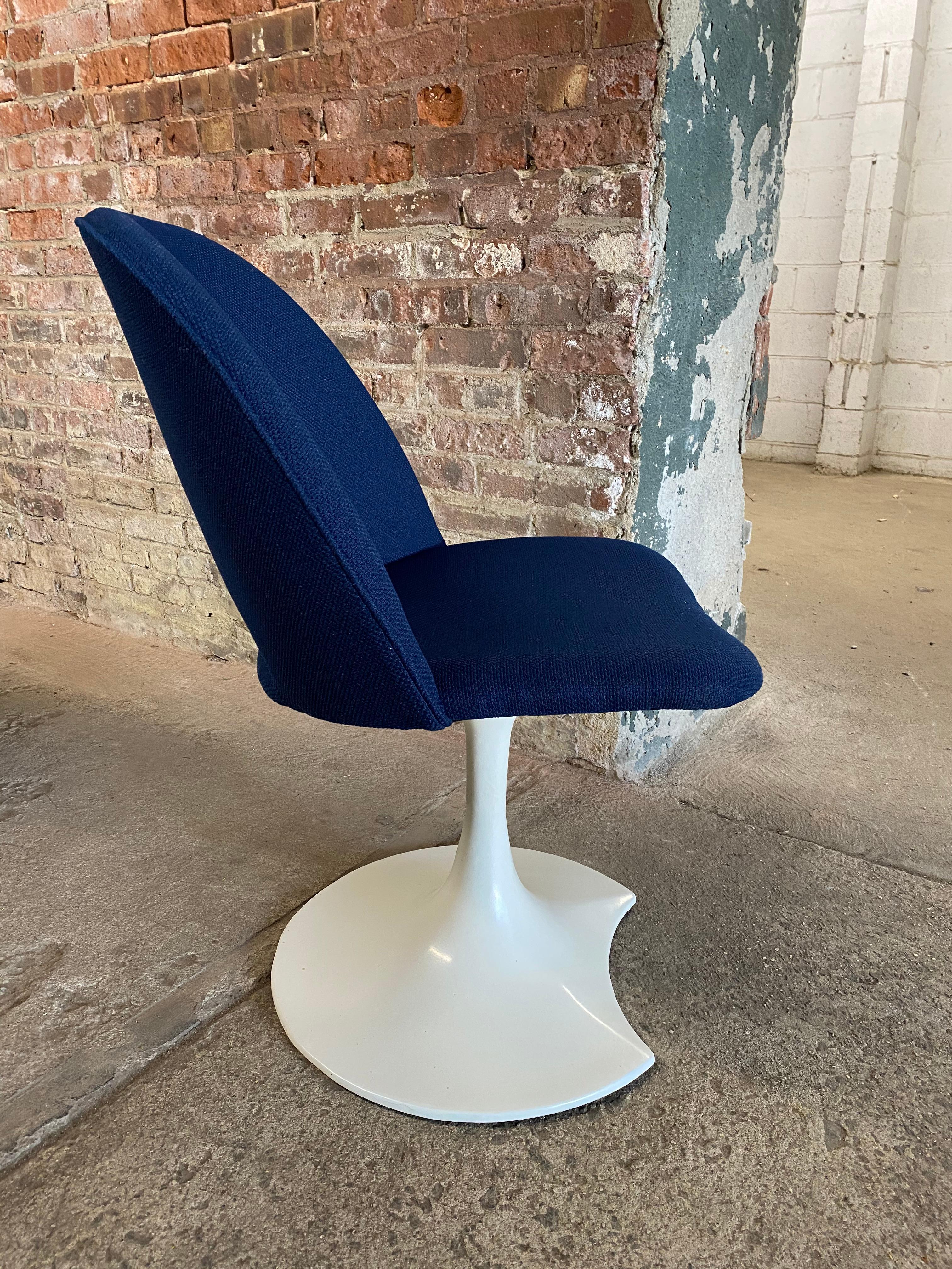 Saarinen Style Crescent Base Swivel Chairs 4