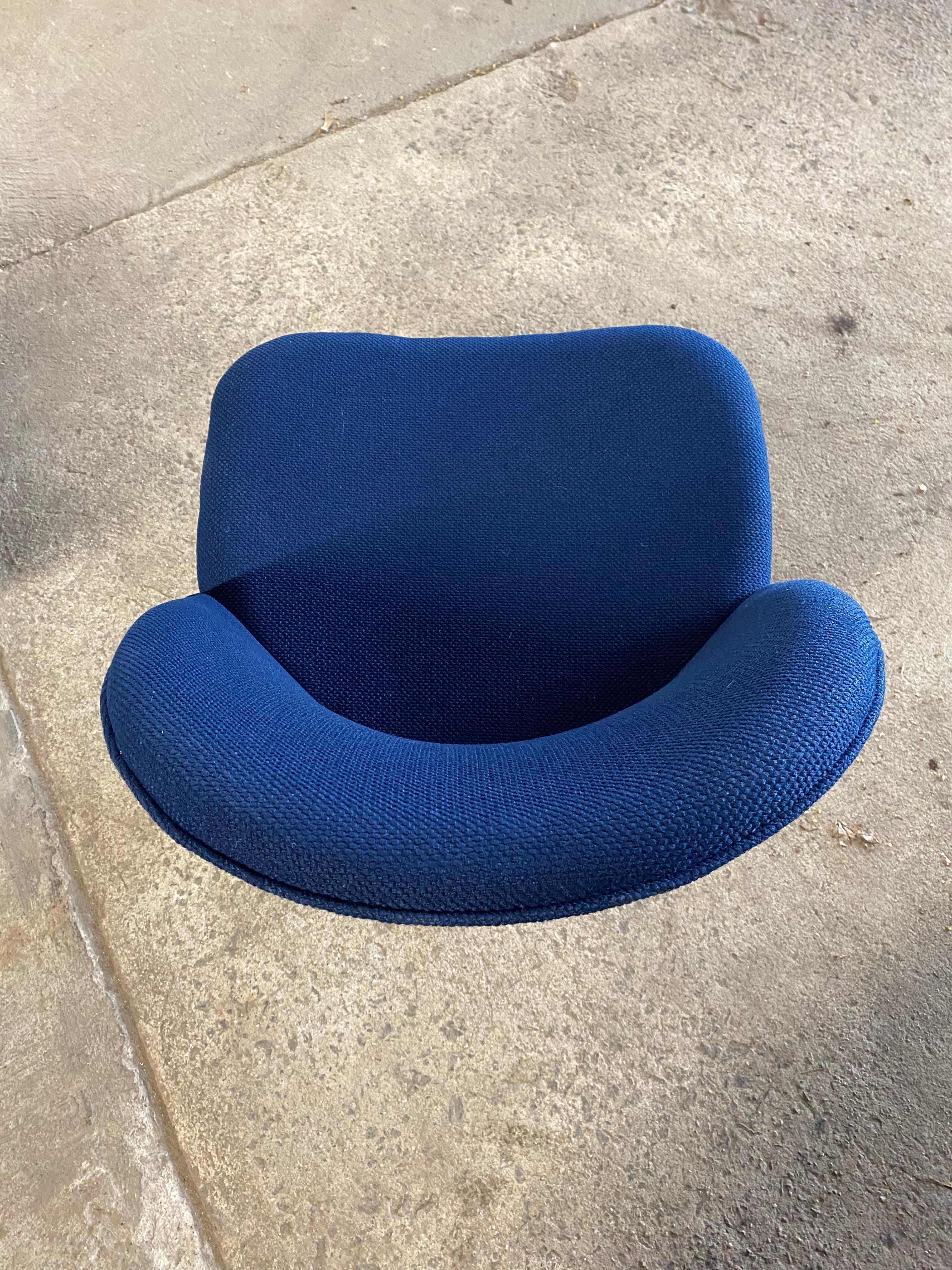 Saarinen Style Crescent Base Swivel Chairs 5
