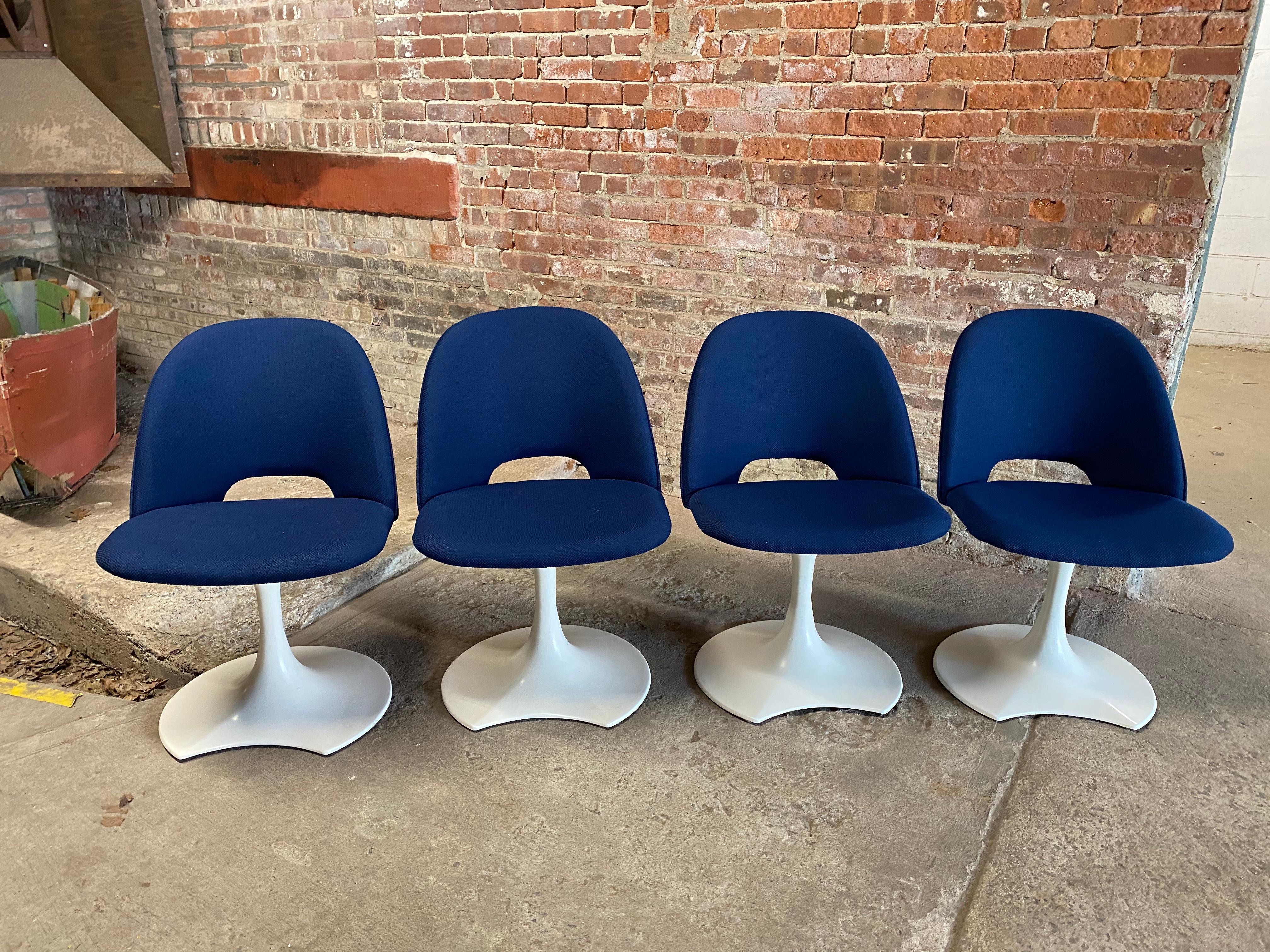 Saarinen Style Crescent Base Swivel Chairs In Good Condition In Garnerville, NY