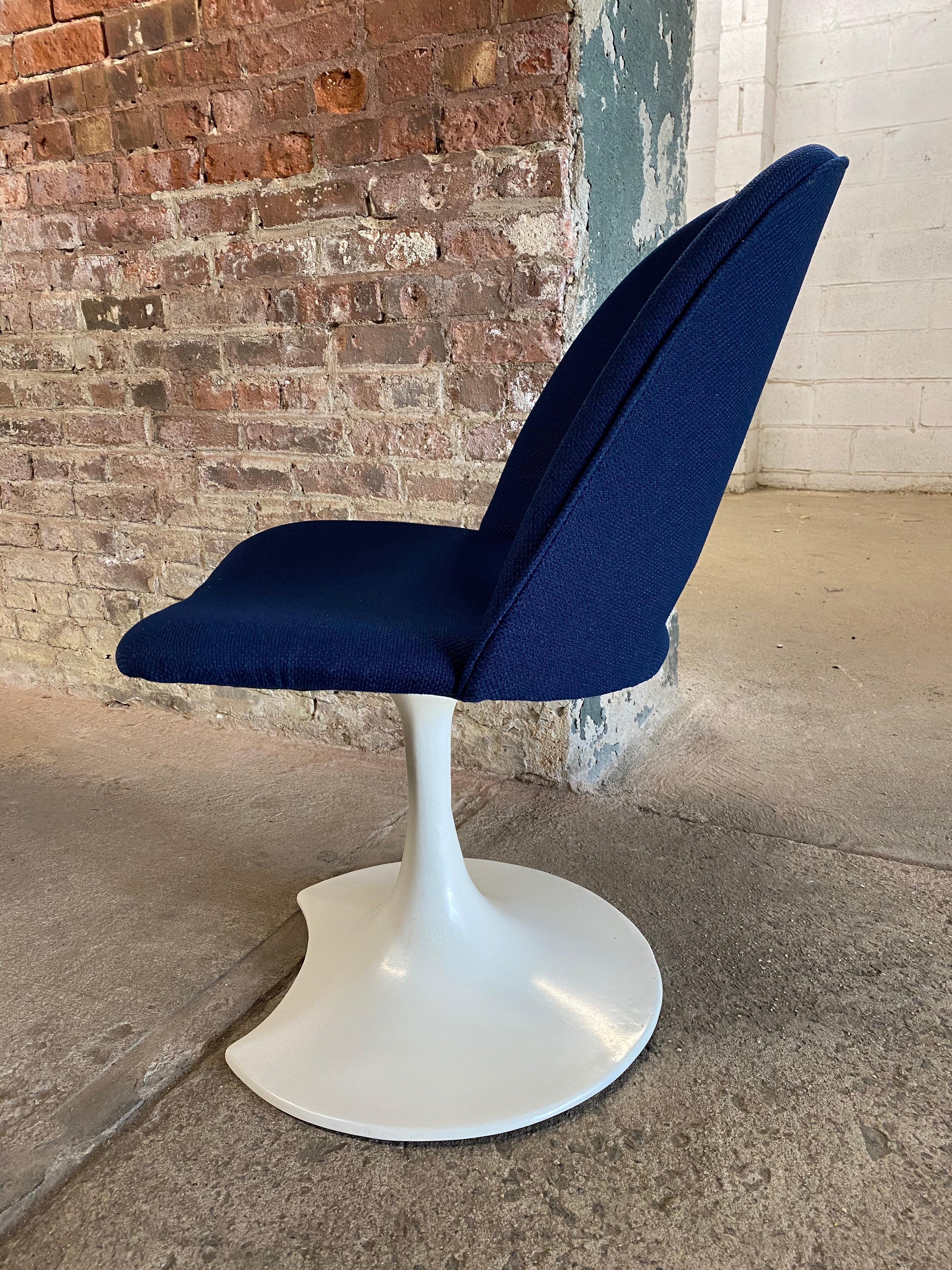 Saarinen Style Crescent Base Swivel Chairs 1