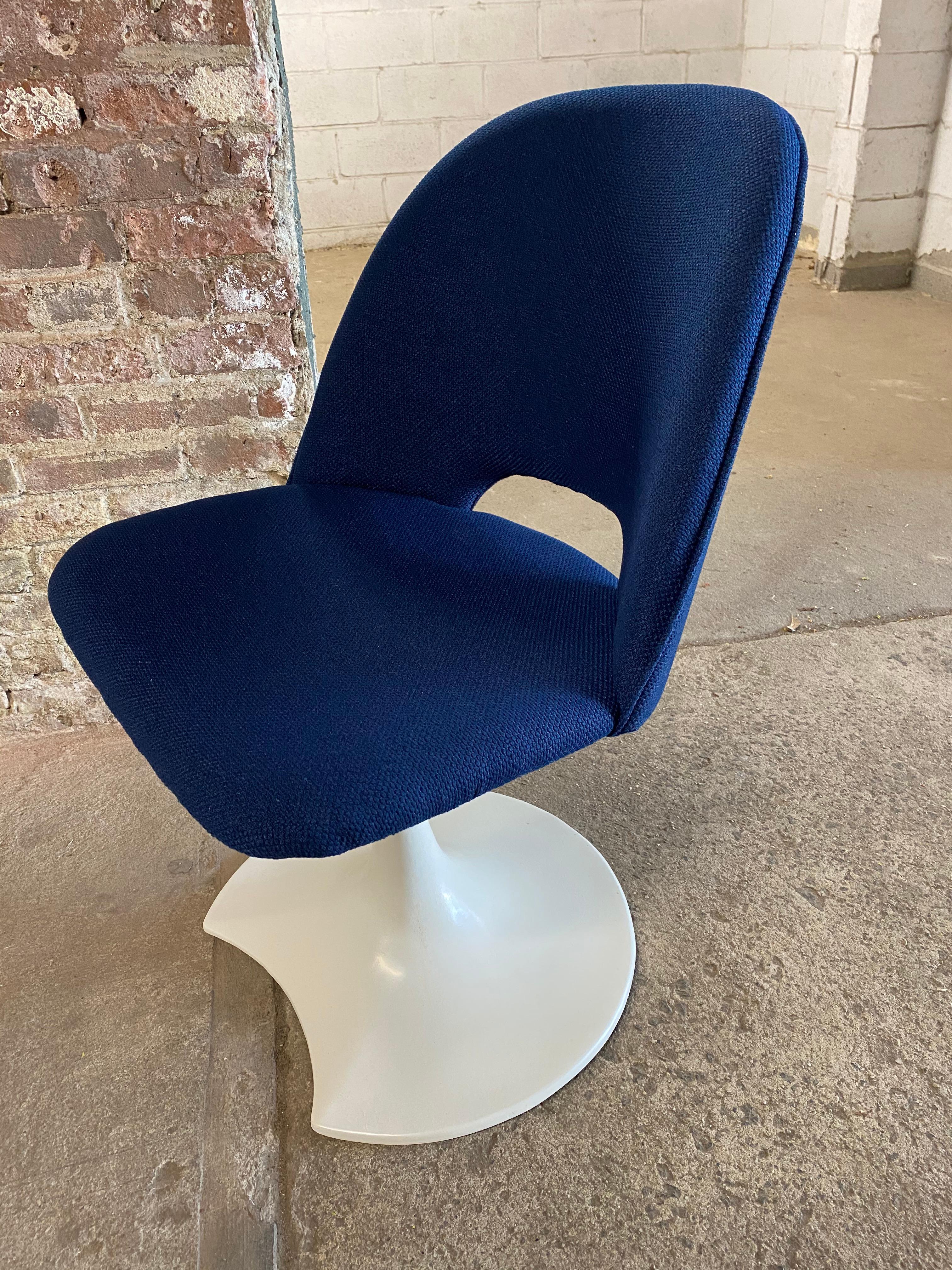Saarinen Style Crescent Base Swivel Chairs 2