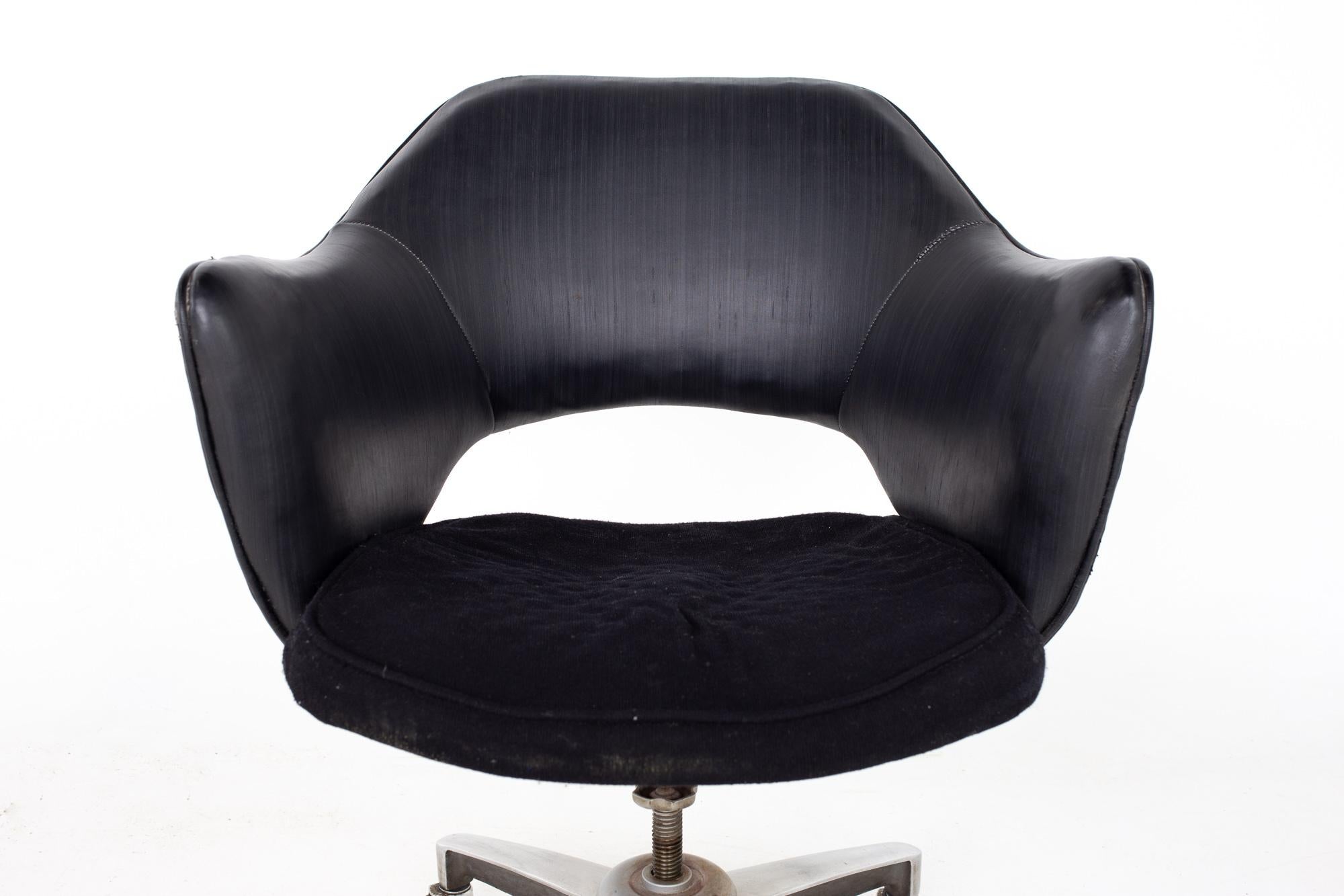 Saarinen Style Mid-Century Wheeled Desk Chair For Sale 3