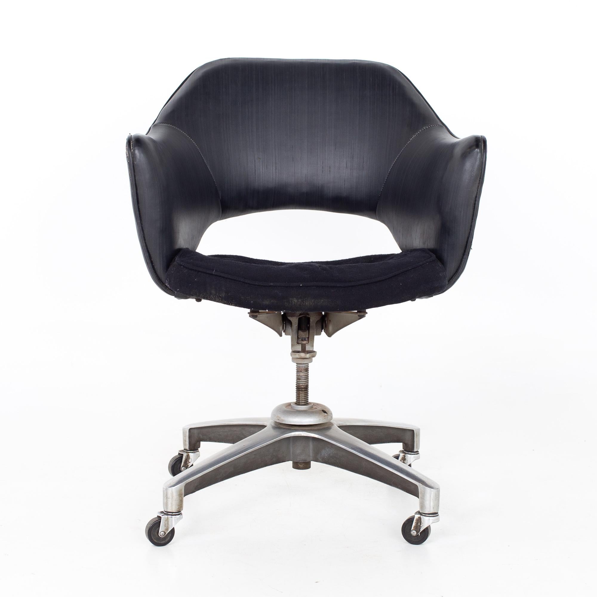 Saarinen style mid-century wheeled desk chair.

This chair measures: 25 wide x 23.25 deep x 33.25 inches high, with a seat height of 20 and arm height of 27.75 inches; the chair clearance is 27.25 inches.

All pieces of furniture can be had in
