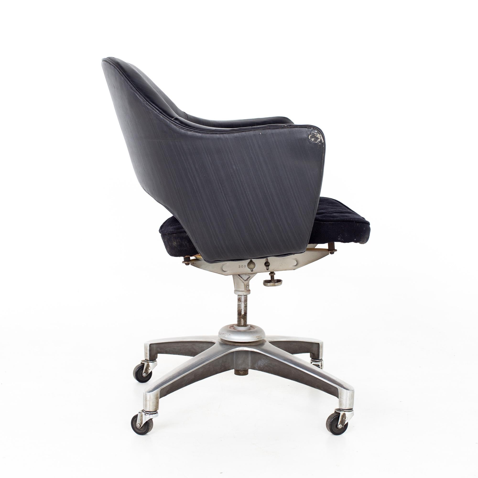 American Saarinen Style Mid-Century Wheeled Desk Chair For Sale