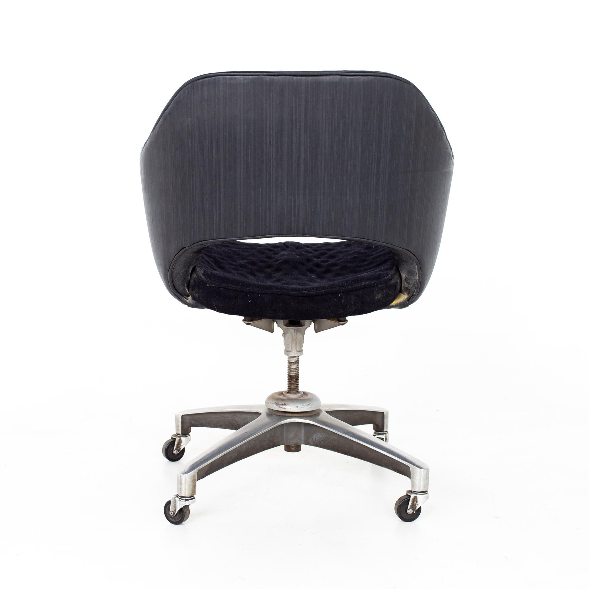 Saarinen Style Mid-Century Wheeled Desk Chair In Good Condition For Sale In Countryside, IL