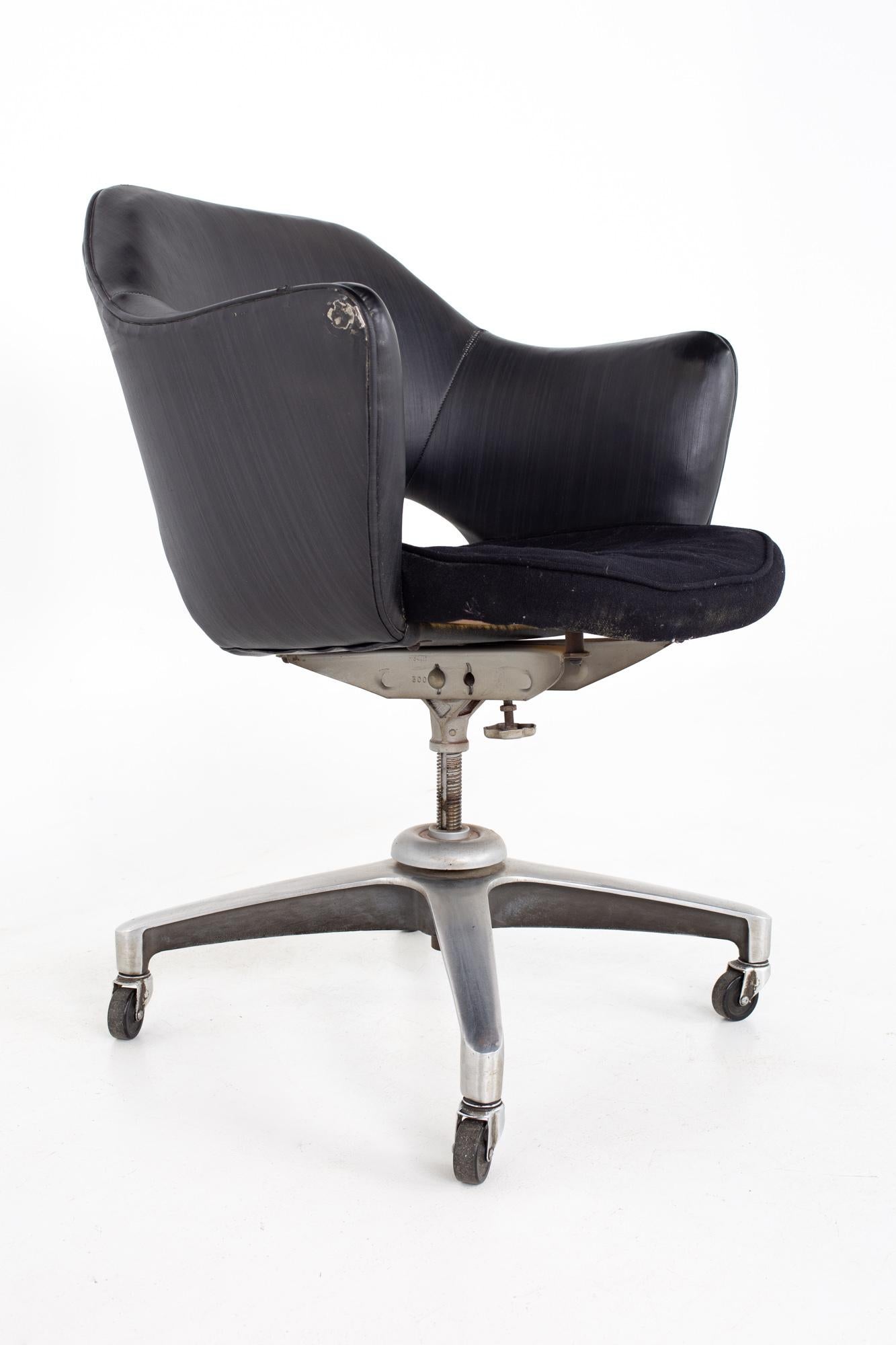 Upholstery Saarinen Style Mid-Century Wheeled Desk Chair For Sale