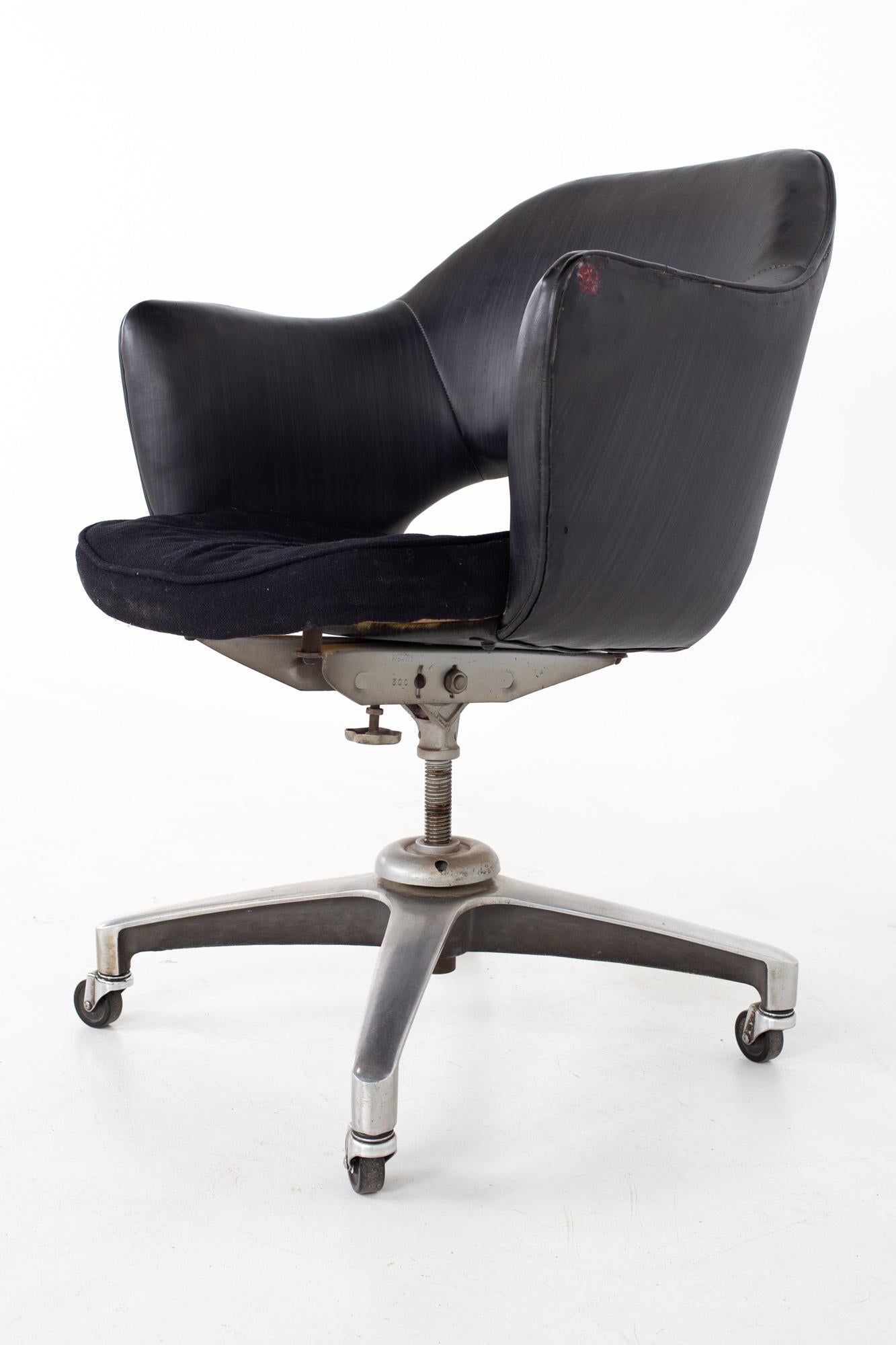 Saarinen Style Mid-Century Wheeled Desk Chair For Sale 2