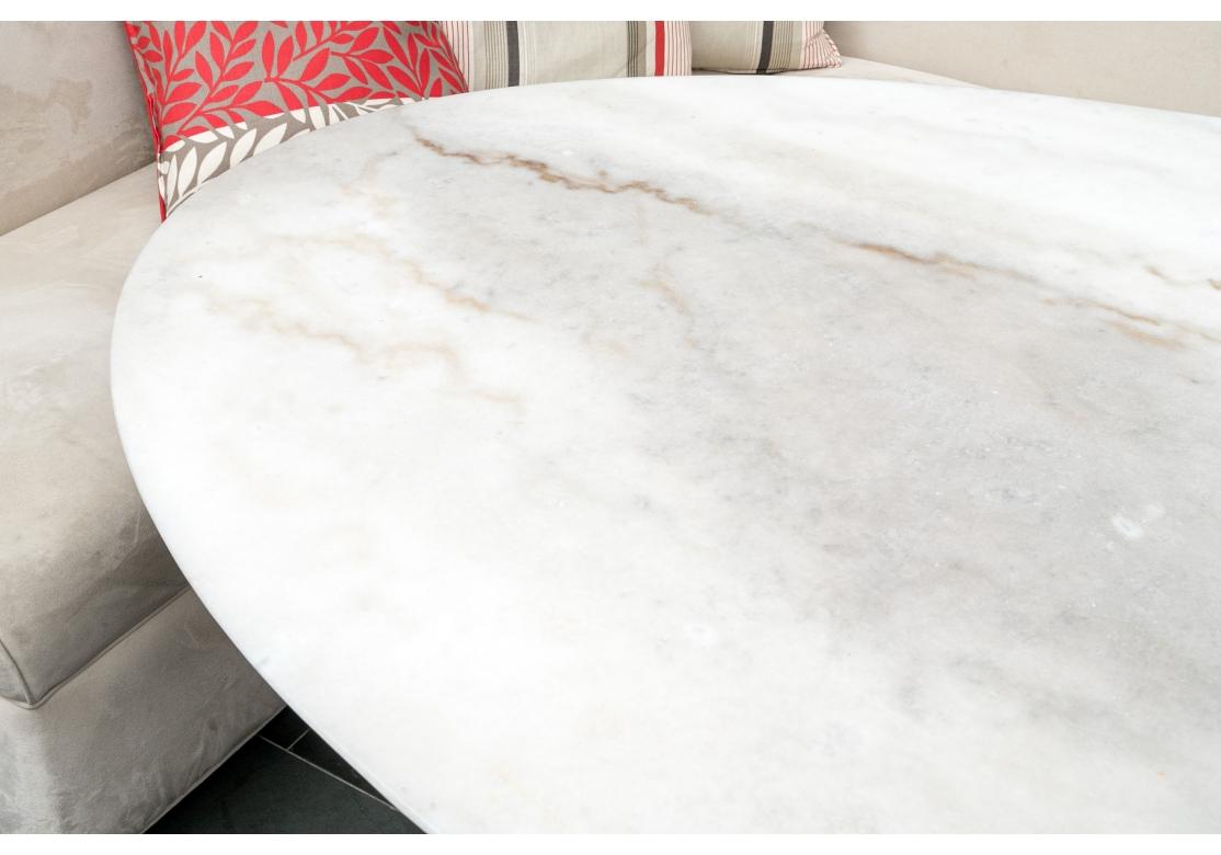 Mesa de comedor ovalada con tapa de mármol y tulipán estilo Saarinen siglo XX en venta