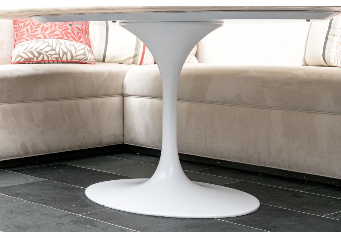 Mesa de comedor ovalada con tapa de mármol y tulipán estilo Saarinen Aluminio en venta