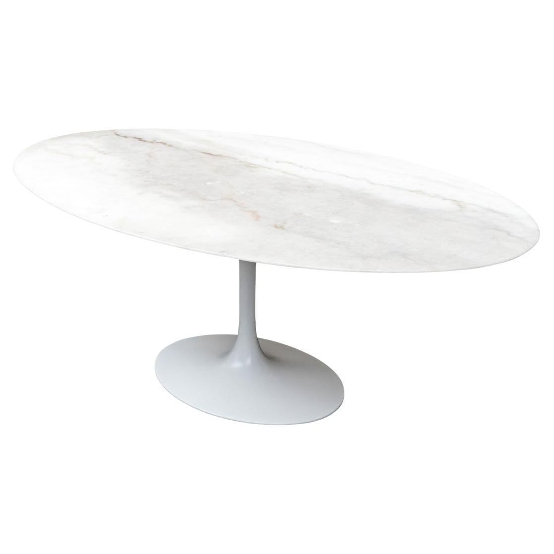 Table de salle à manger ovale en tulipe et marbre de style Saarinen en vente