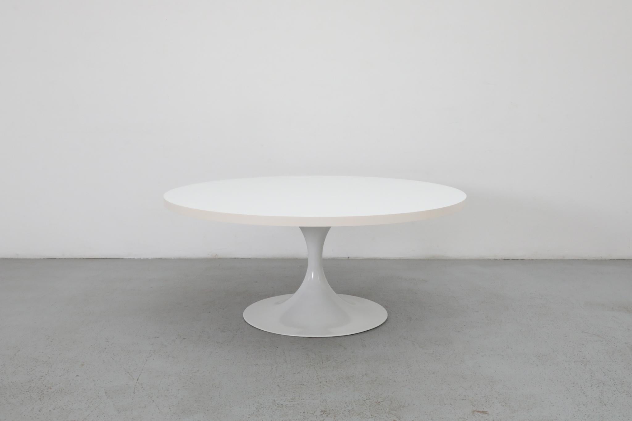 Mid-Century Modern Saarinen Style Round Coffee or Side Table with White Enameled Tulip Base For Sale