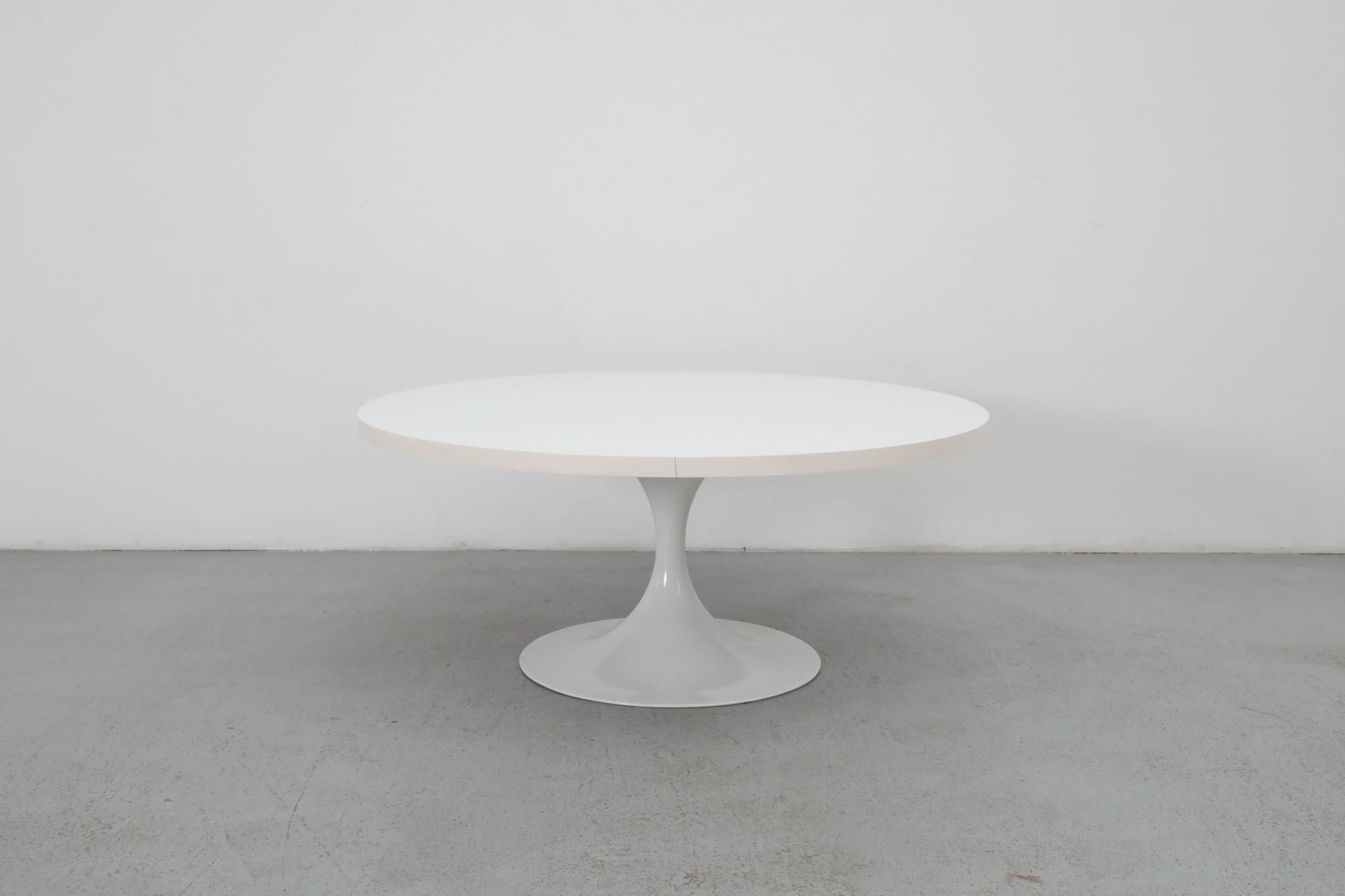 Saarinen Style Round Coffee or Side Table with White Enameled Tulip Base In Good Condition For Sale In Los Angeles, CA