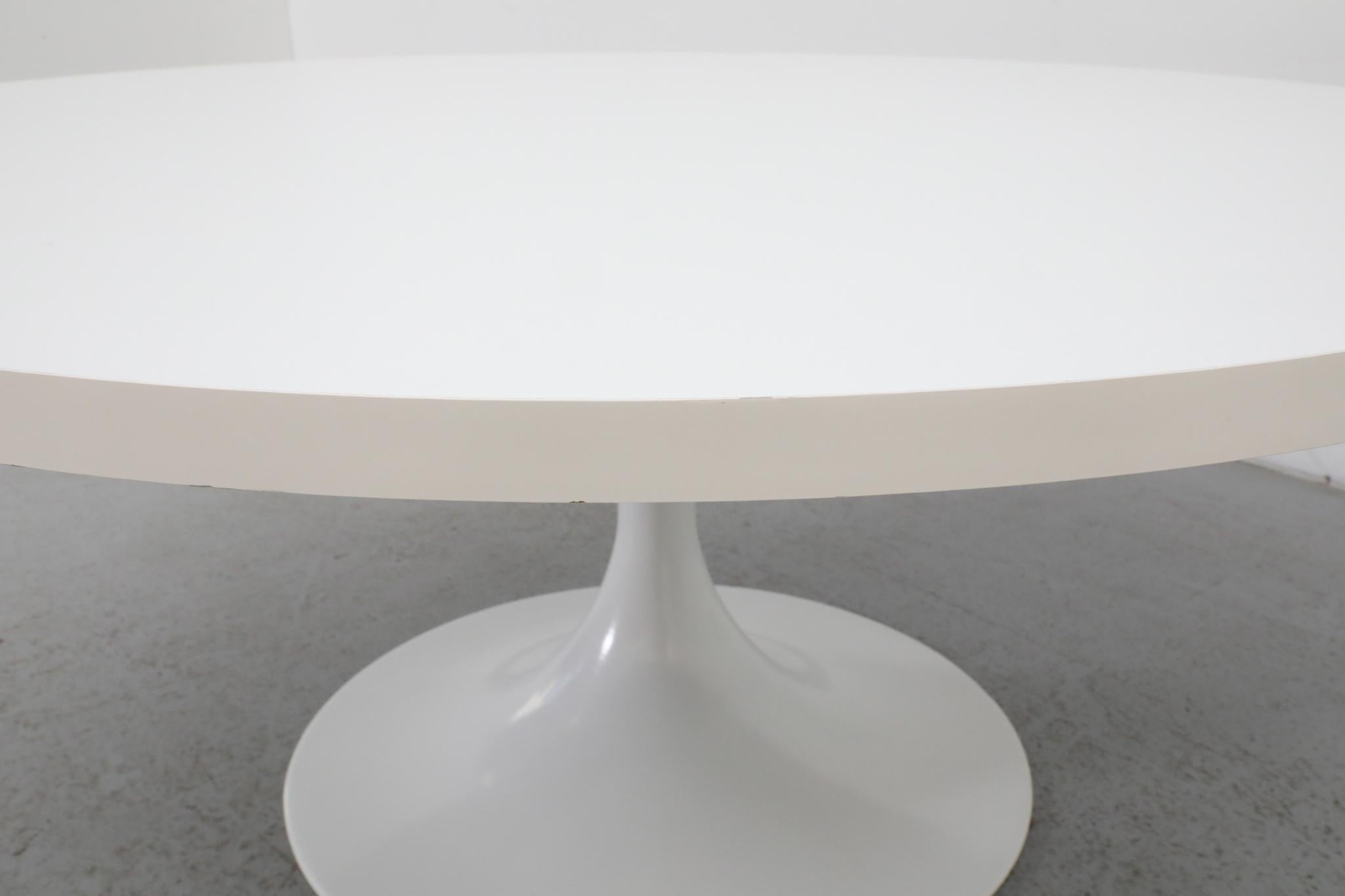 Saarinen Style Round Coffee or Side Table with White Enameled Tulip Base For Sale 1