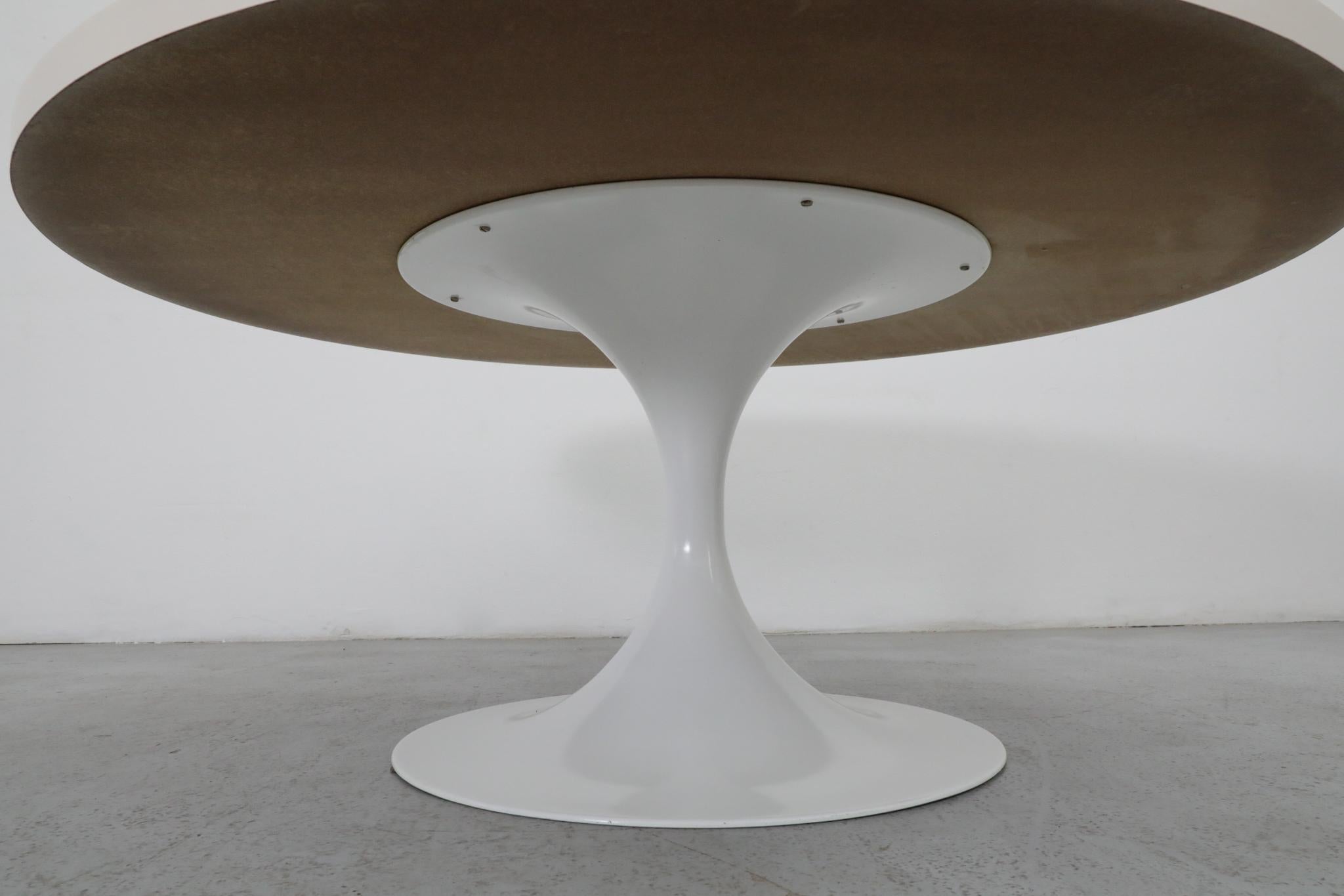 Saarinen Style Round Coffee or Side Table with White Enameled Tulip Base For Sale 2