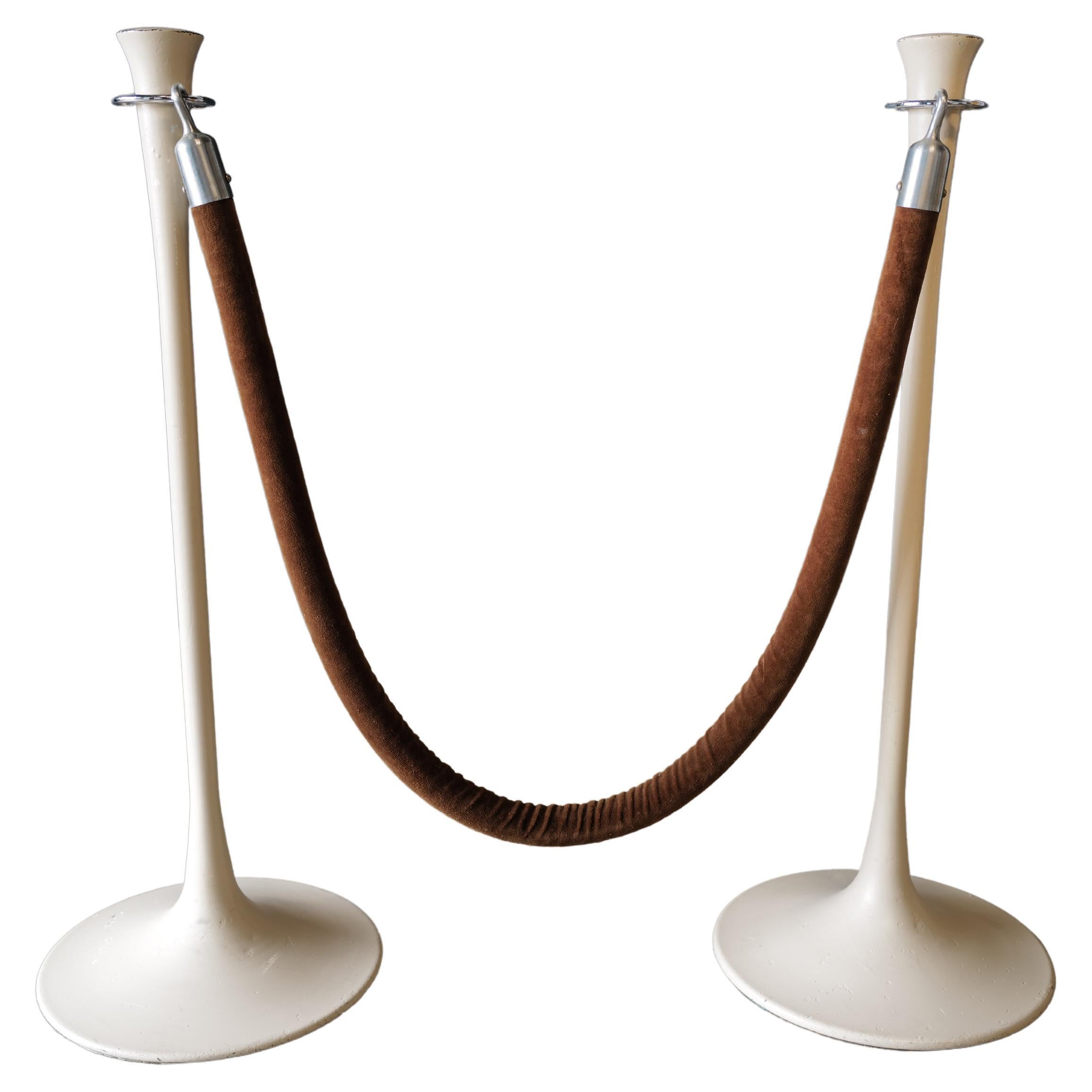 Stanchions de style Saarinen avec corde en velours en vente