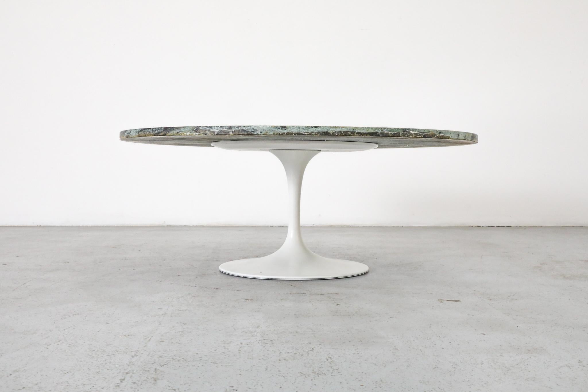 Mid-Century Modern Table tulipe en marbre vert Verde Alpi, style Saarinen, milieu du siècle dernier en vente