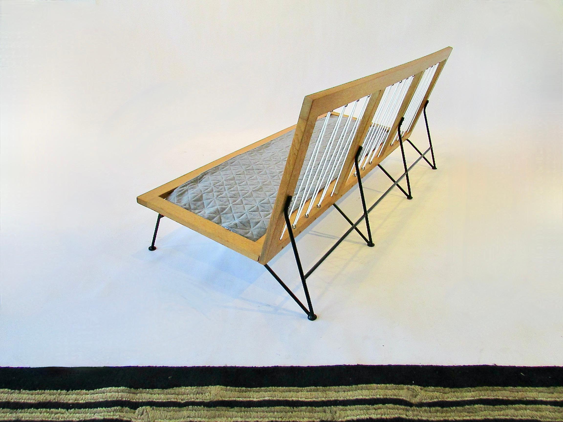 Canapé Saarinen Swanson Ficks Reed en fer forgé avec structure en Wood en vente 7