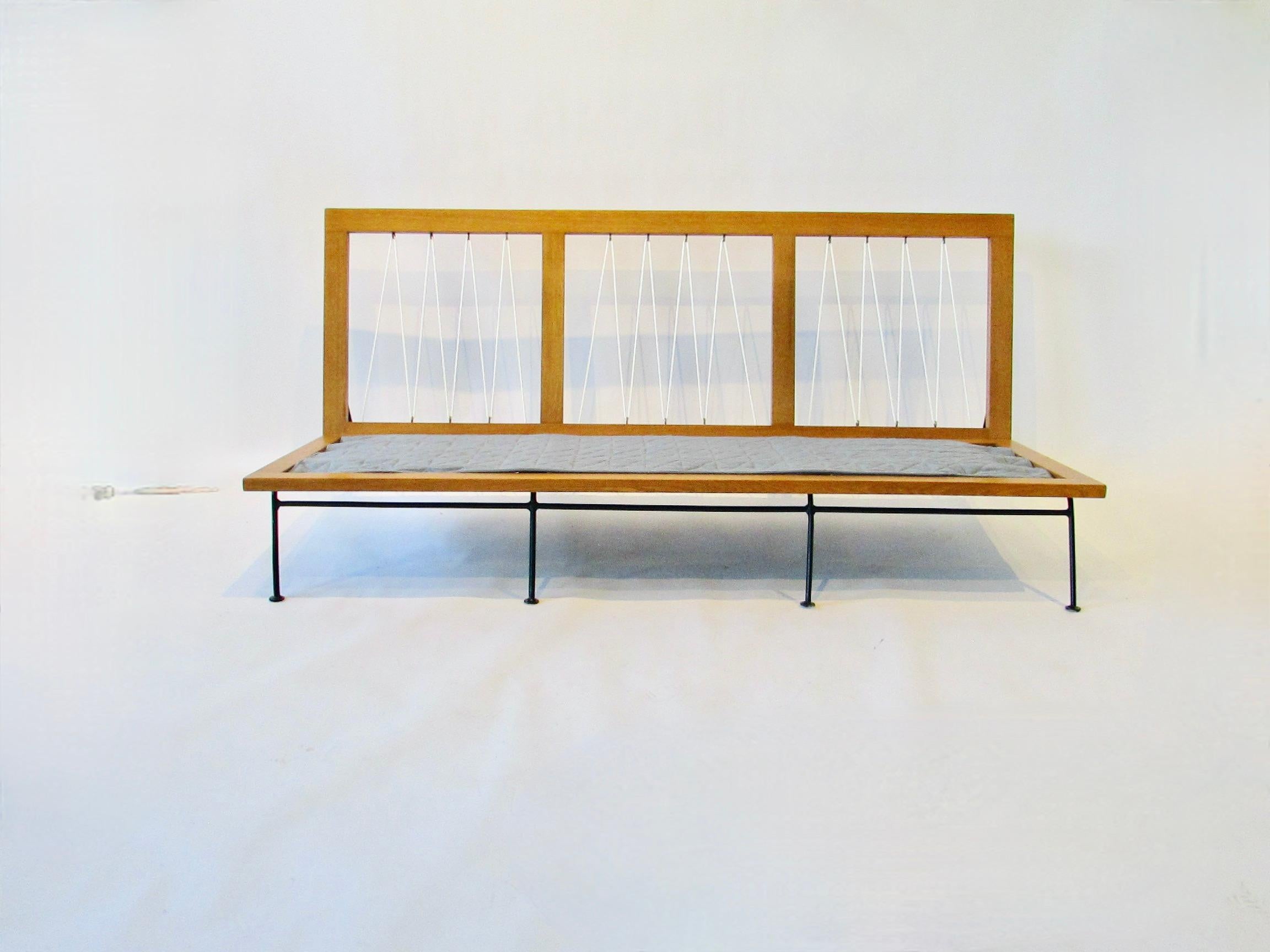Canapé Saarinen Swanson Ficks Reed en fer forgé avec structure en Wood en vente 8