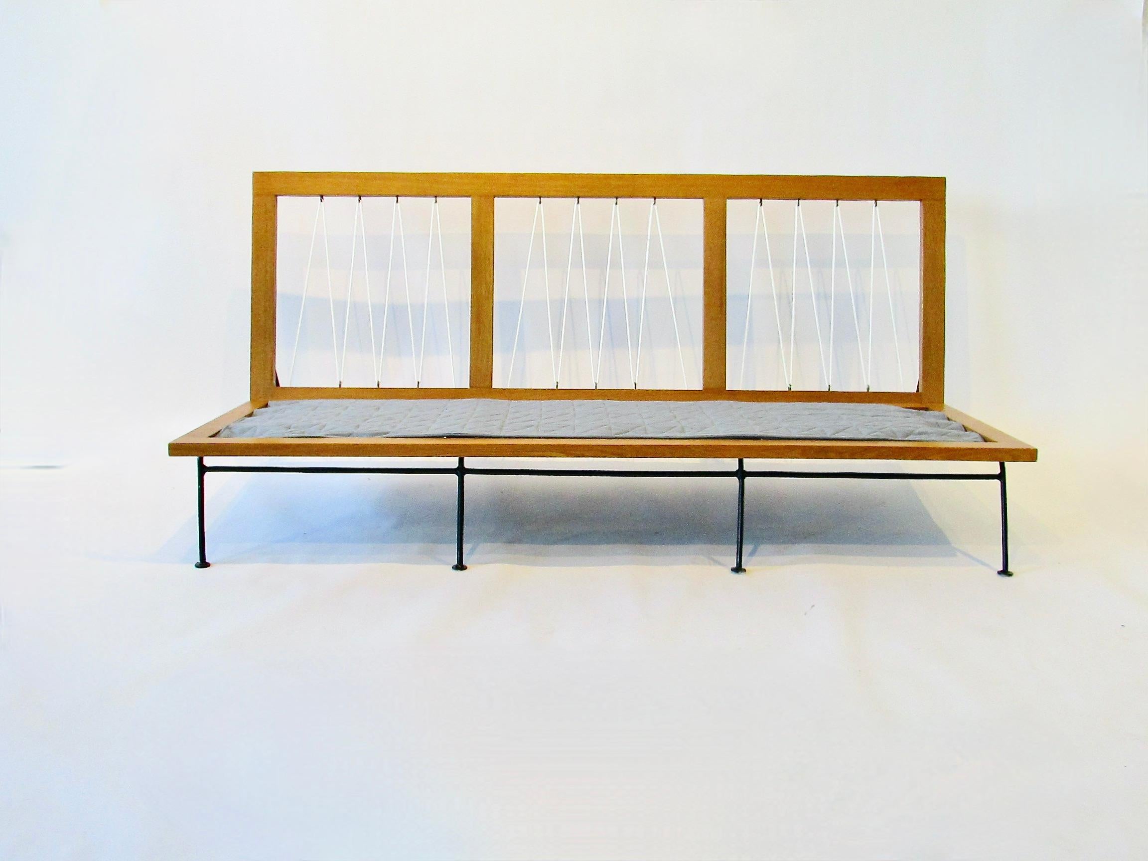Canapé Saarinen Swanson Ficks Reed en fer forgé avec structure en Wood en vente 9