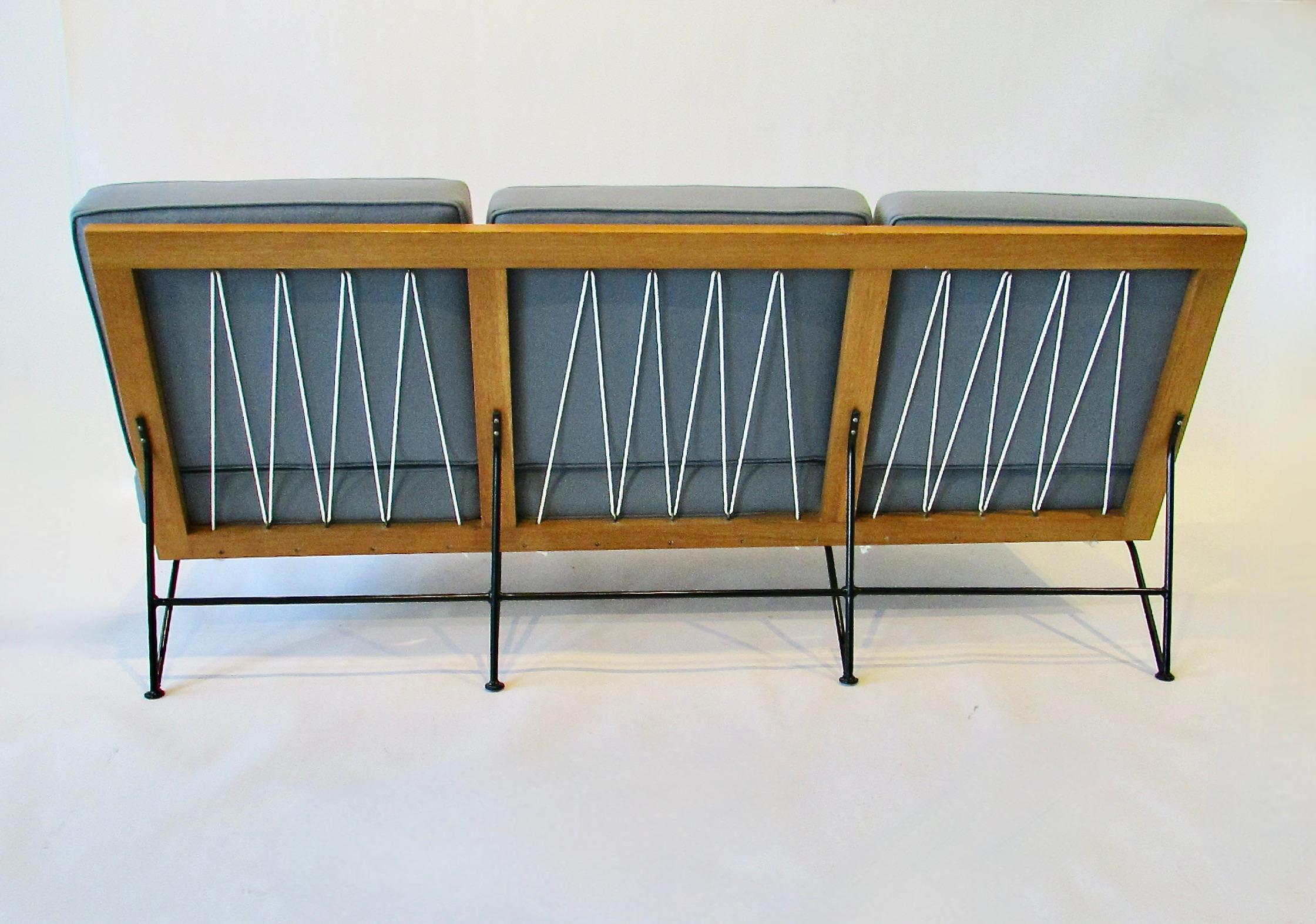 Fer forgé Canapé Saarinen Swanson Ficks Reed en fer forgé avec structure en Wood en vente