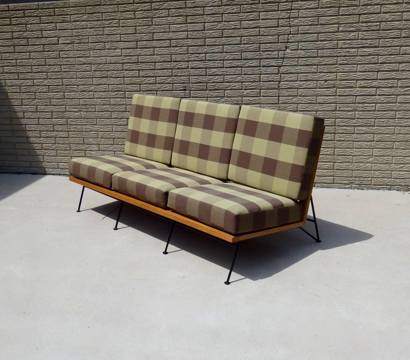 Saarinen Swanson schmiedeeiserne Couch mit Holzrahmen (Moderne der Mitte des Jahrhunderts)