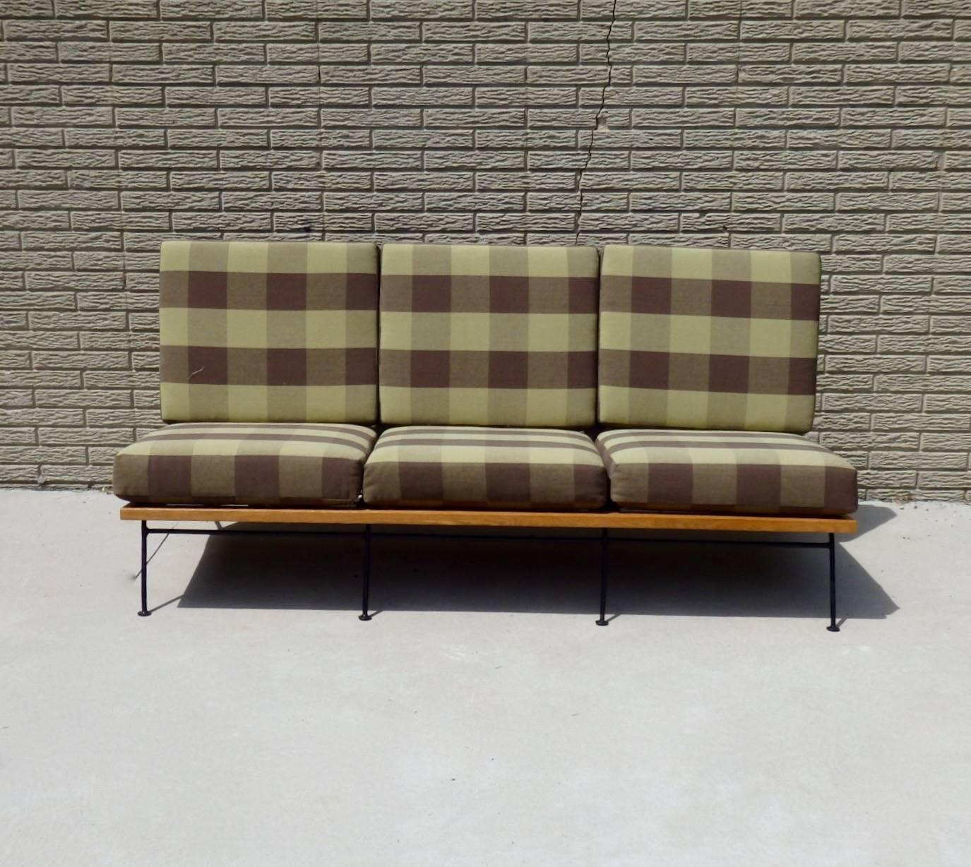 Saarinen Swanson schmiedeeiserne Couch mit Holzrahmen (amerikanisch)