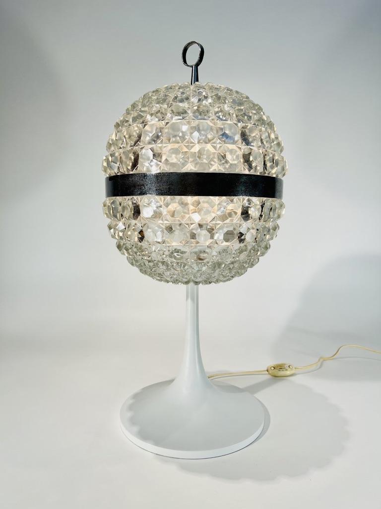 Incroyable lampe de table attribuée à Eero Saarinen en verre et métal laqué.