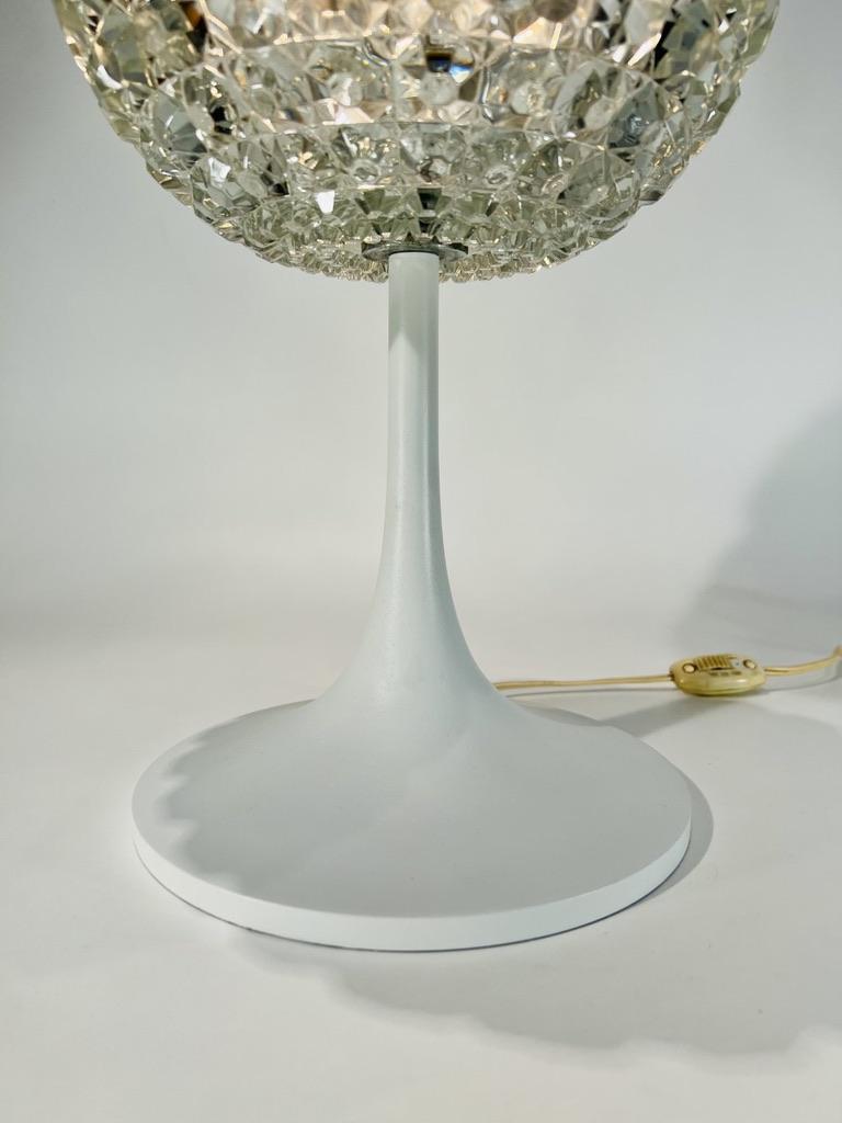 Style international Lampe de table Saarinen en verre et métal attribuée en vente