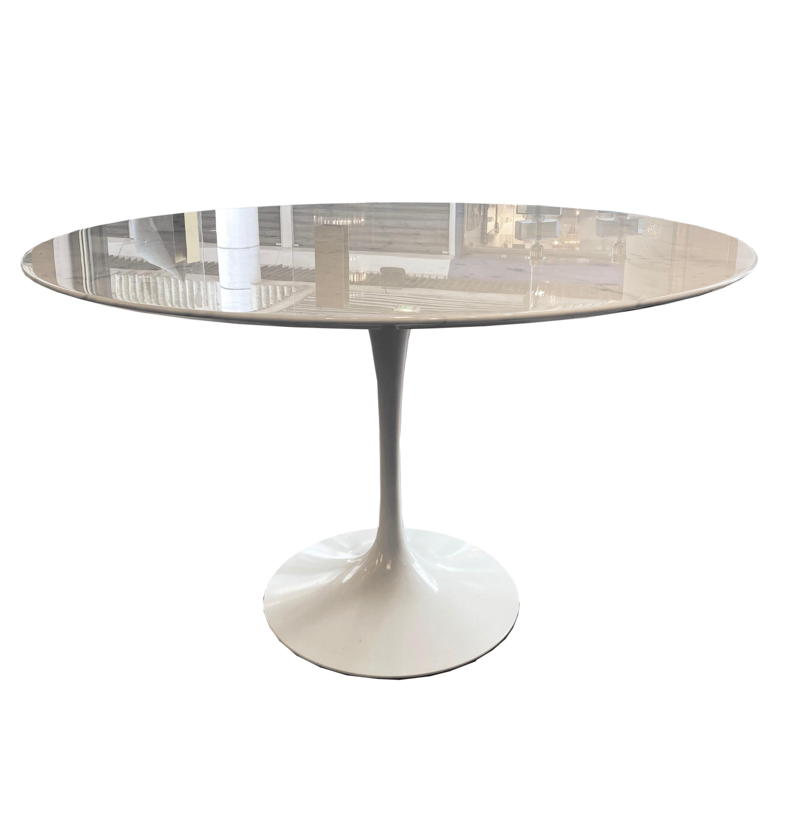 Saarinen
Tulip dining table
White marble statuarietto created in 1957
Measures: Diameter 120 cms x height 72 cms
White foot
Knoll edition 2020
New from stock
3900 Euros.