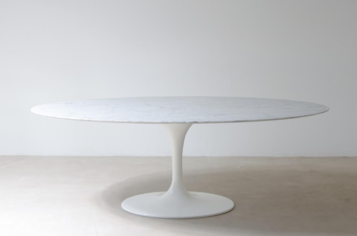 
COD-CV170
Table ovale Saarinen Tulip Knoll, design original de Saarinen, base en aluminium traitée et protégée avec du Rilsan.

Dessus en marbre de Carrare à arabesques blanches

Knoll manufacture production récente