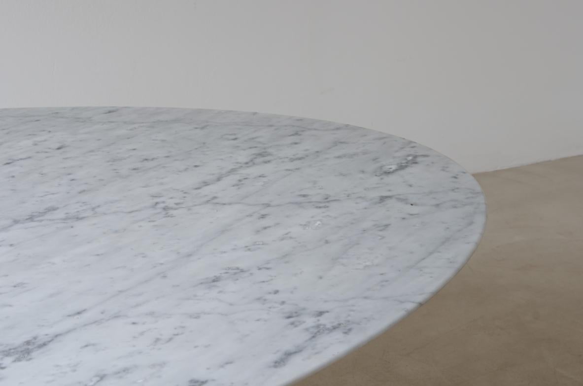 italien Table ovale Saarinen Tulip Knoll en vente