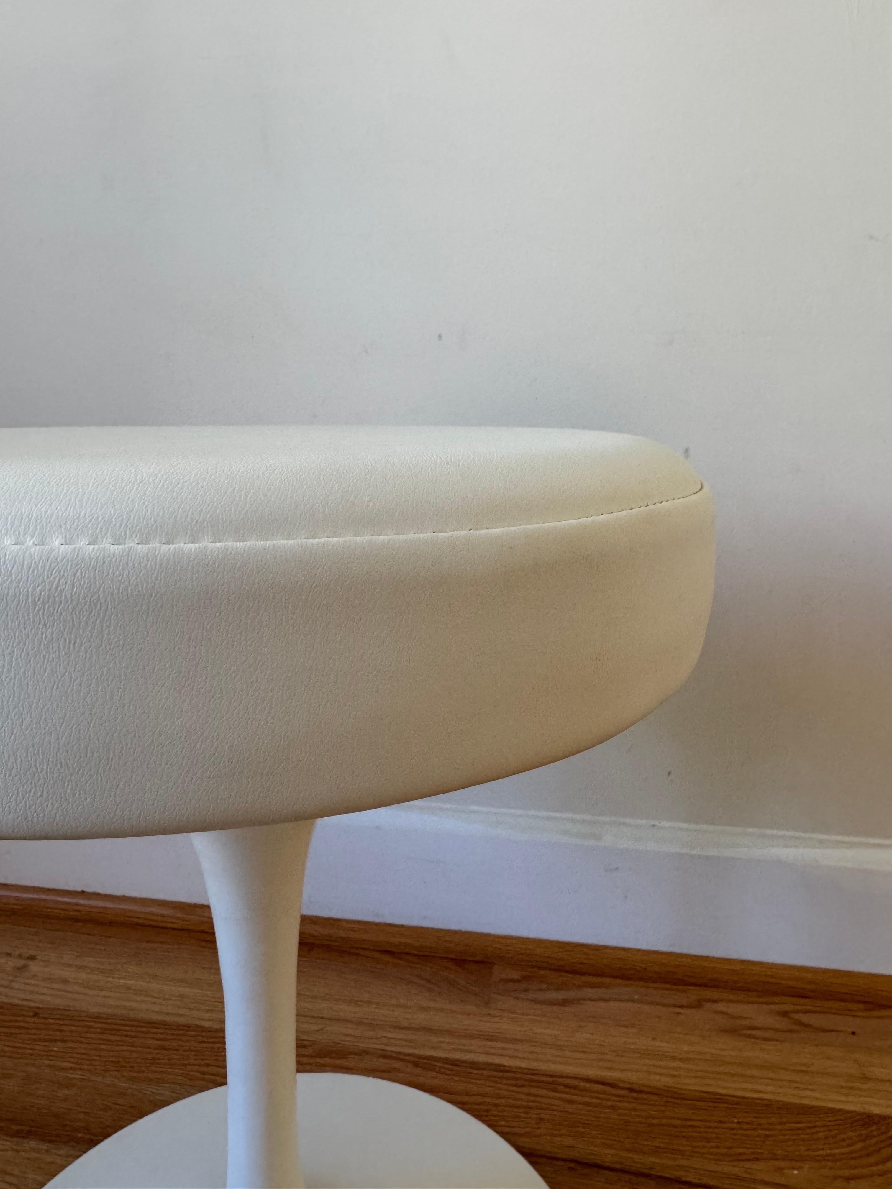 Saarinen Tulip Stool by Eero Saarinen for Knoll For Sale 1