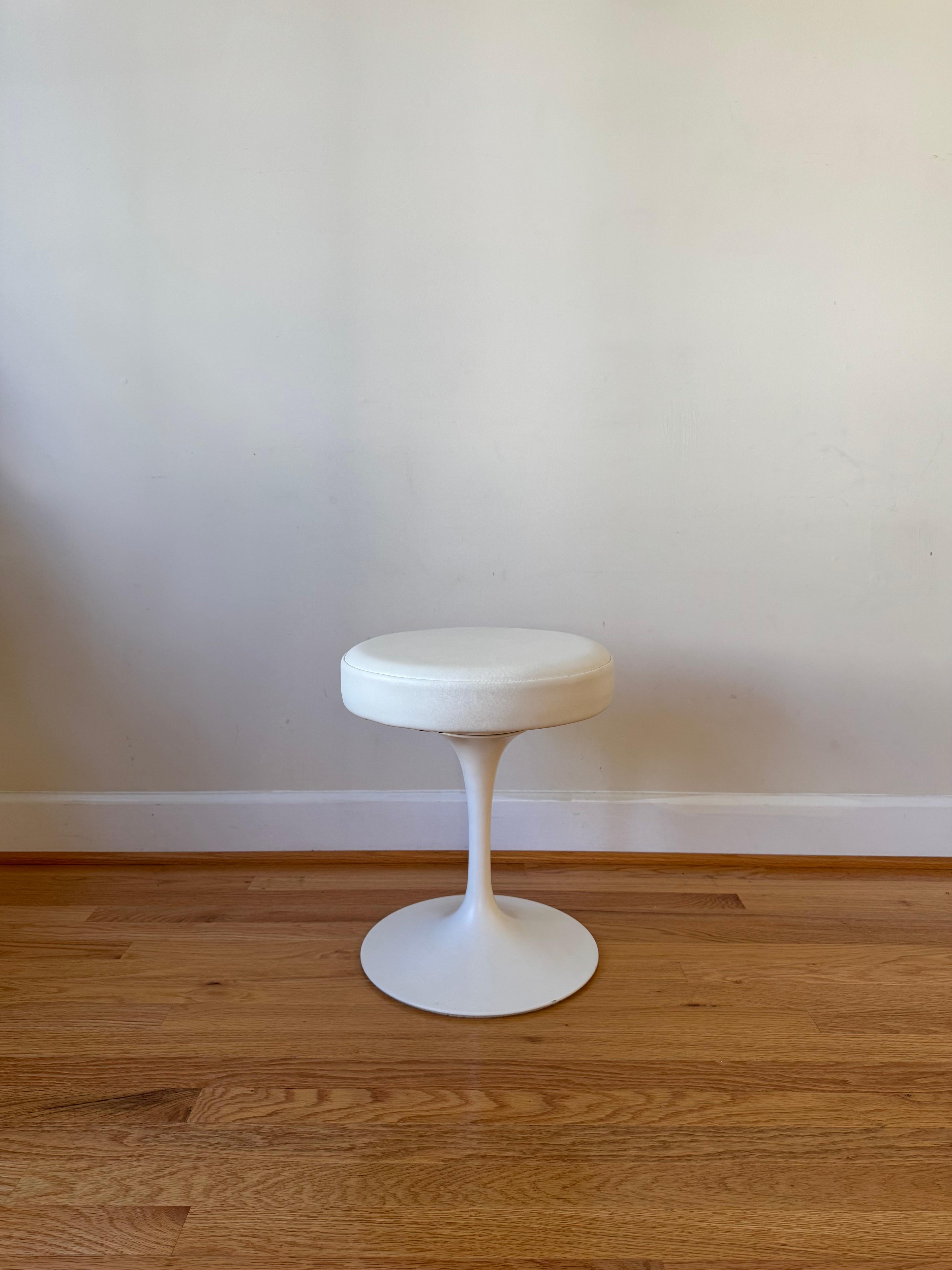 Conçu en 1957 dans le cadre de la Collection Pedestal pour Knoll, le tabouret Tulipe d'Eero Saarinen reflète sa quête de pureté et de simplicité dans le design.
Soucieux d'éliminer ce qu'il appelait 