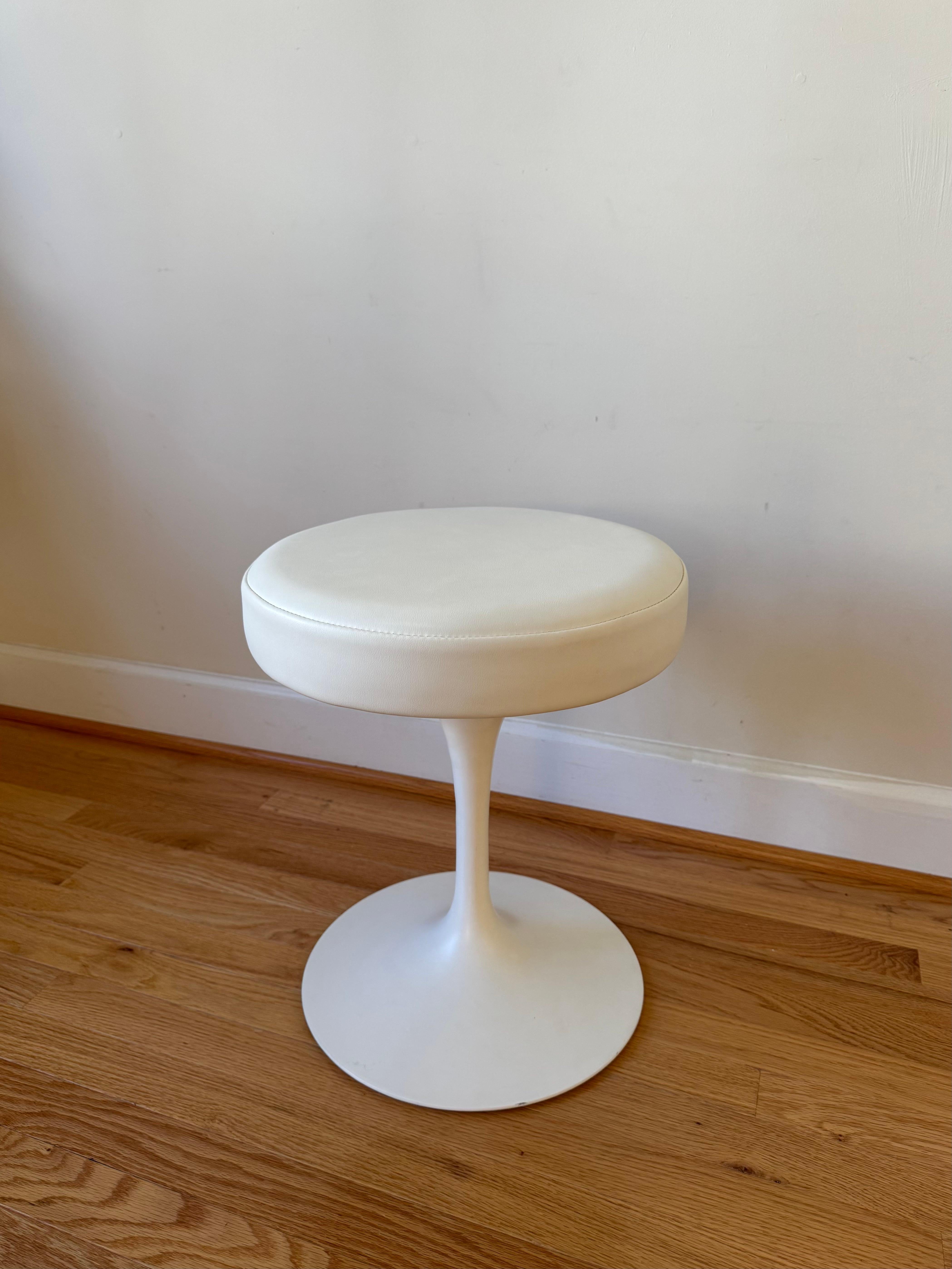 Mid-Century Modern Tabouret tulipe Saarinen en vente