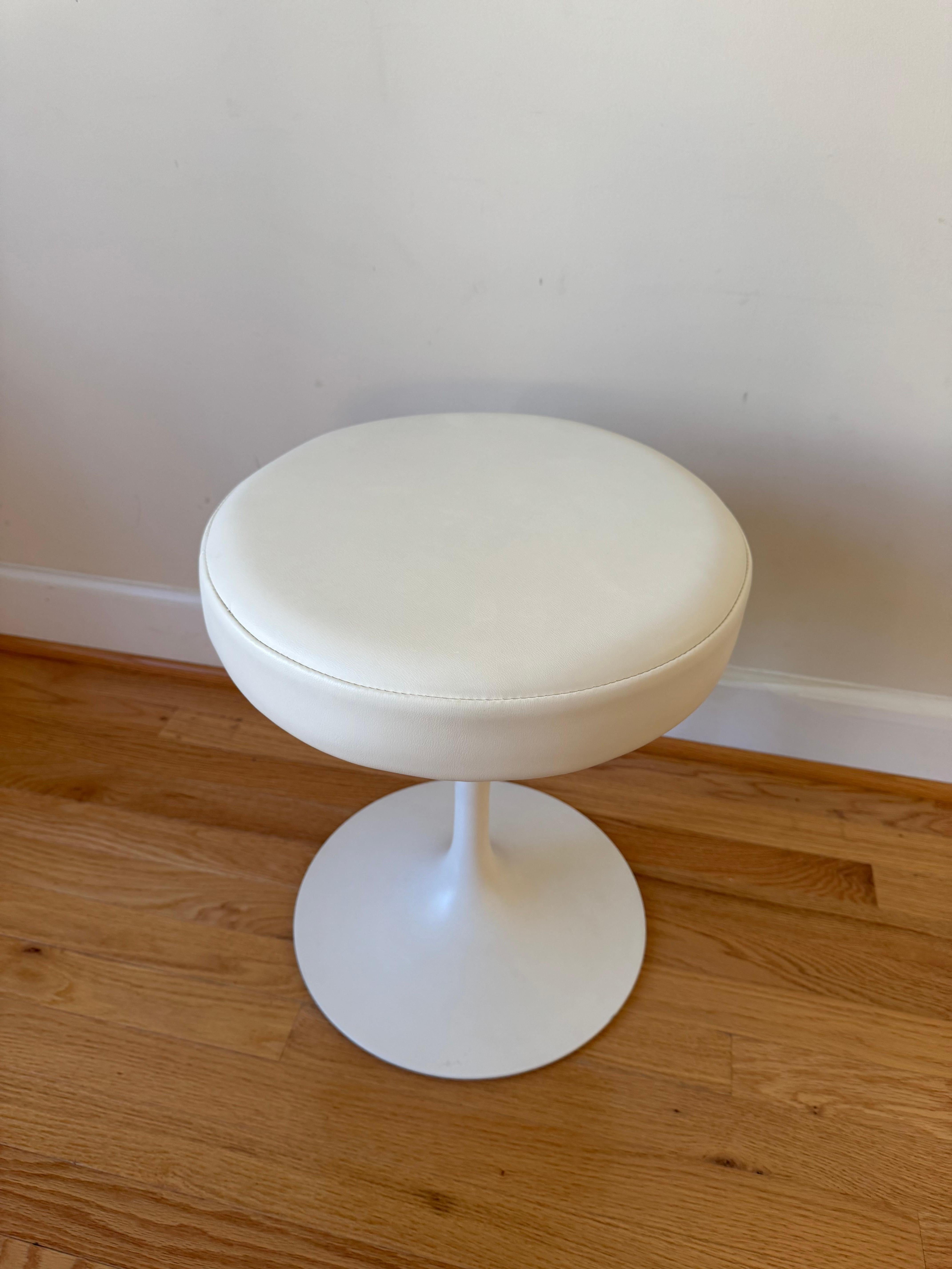 Fibre de verre Tabouret tulipe Saarinen en vente