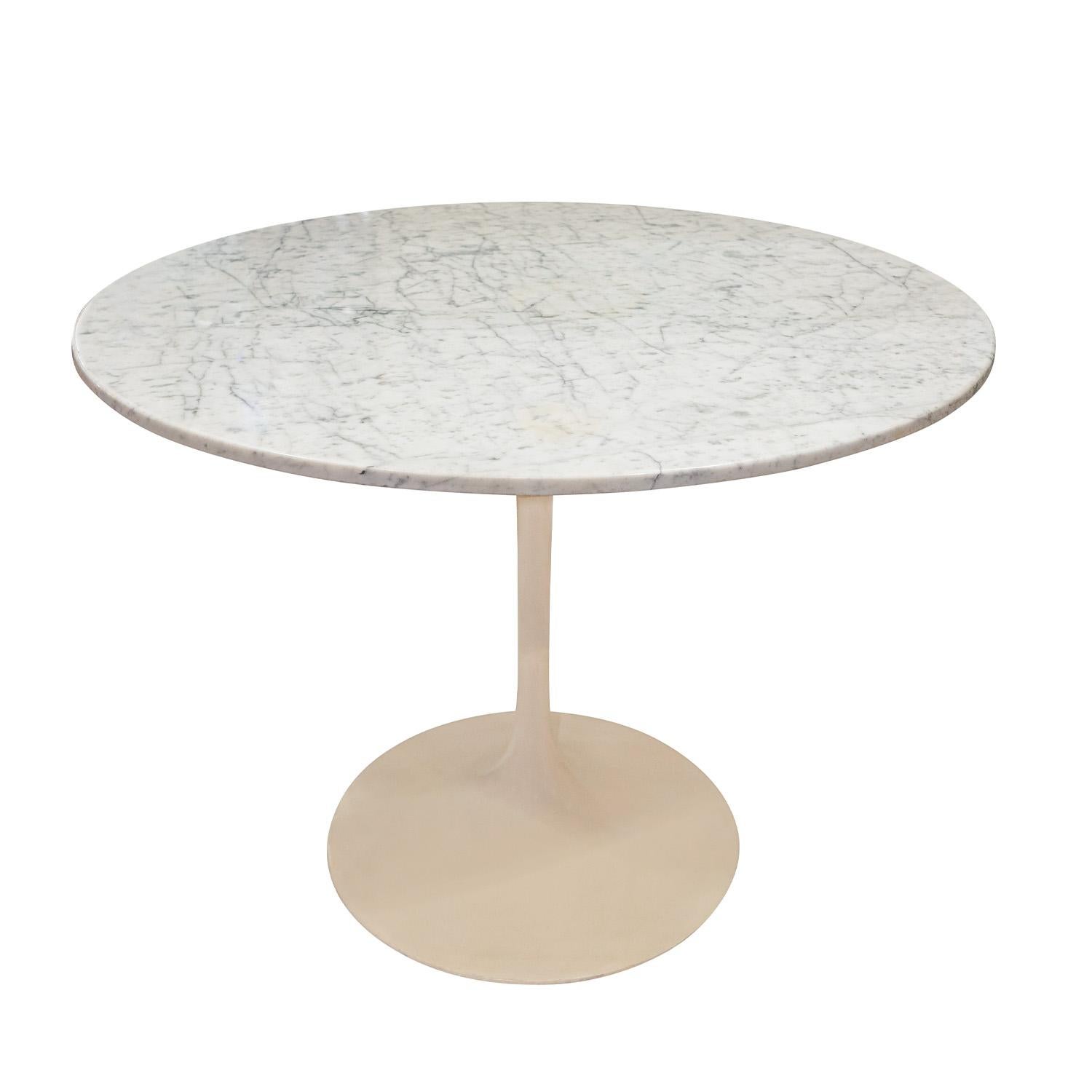 Ess-/Spieltisch im Tulpenstil von Saarinen mit geformtem und lackiertem Stahlsockel und polierter Marmorplatte, Italien 1990er Jahre.  Die gemaserte Marmorplatte ist atemberaubend.
