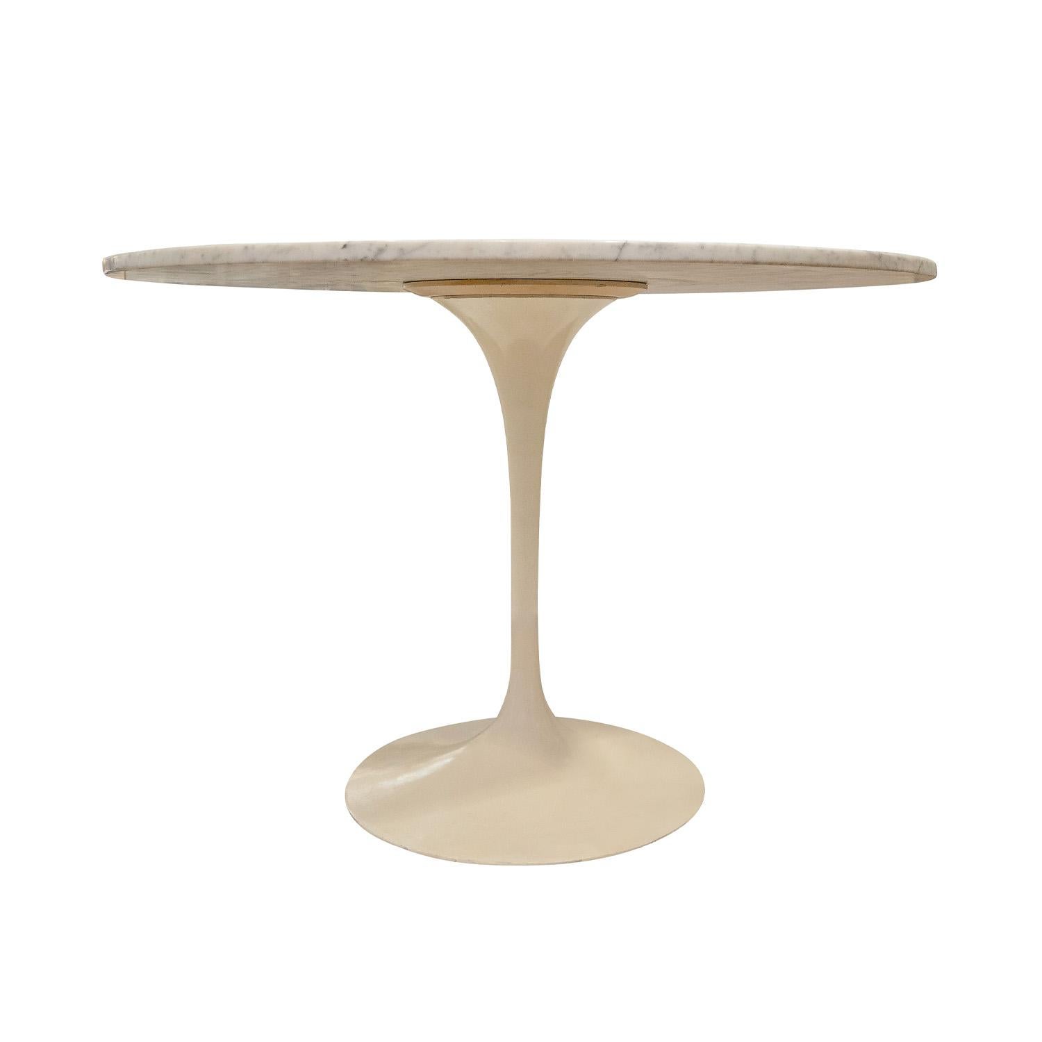 Moderne Table de salle à manger/table de jeu de style Saarinen Tulip avec plateau en marbre poli personnalisé 1990 en vente