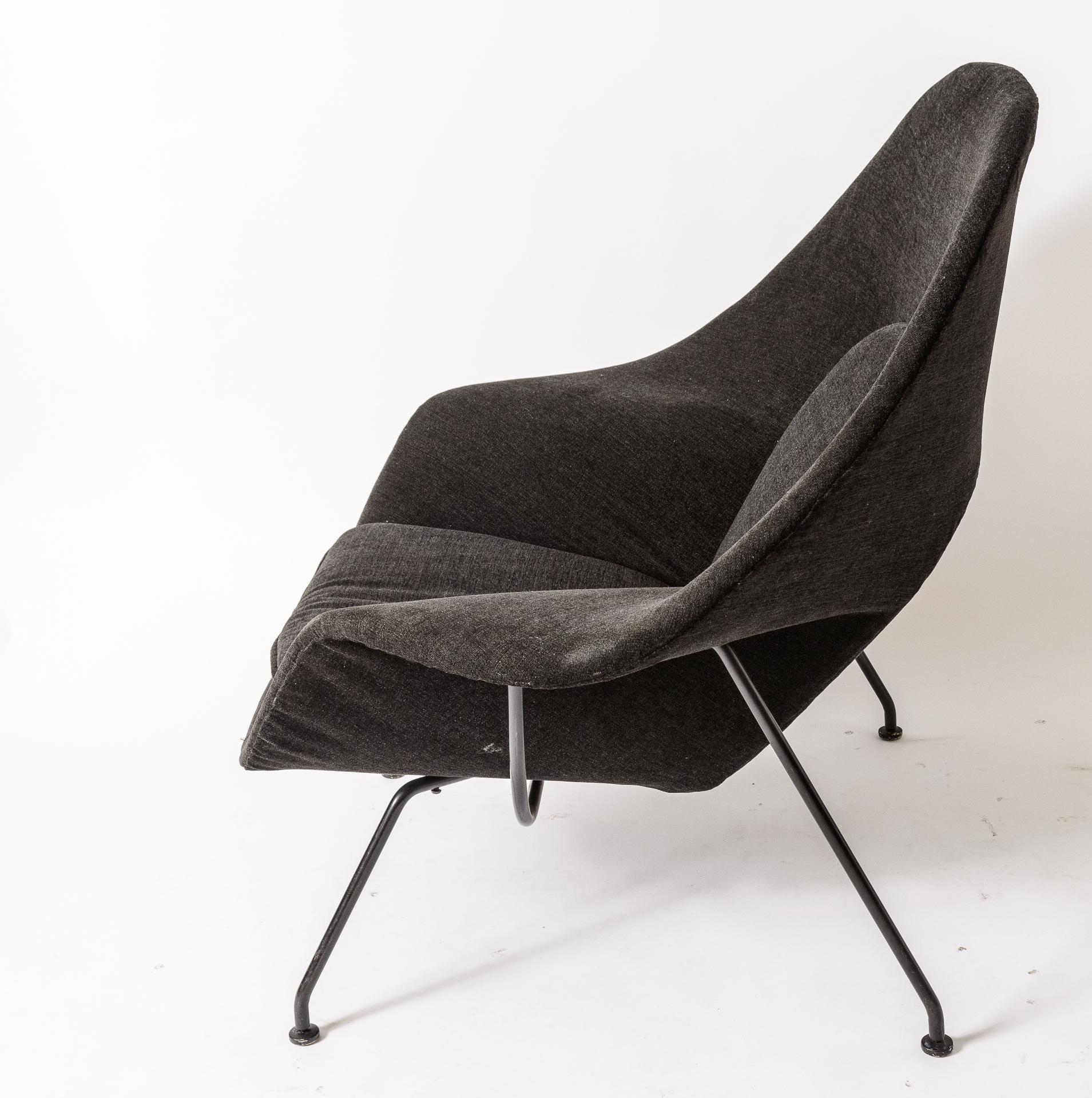 Saarinen Womb Chair and Ottoman by Knoll In Good Condition For Sale In West Palm Beach, FL
