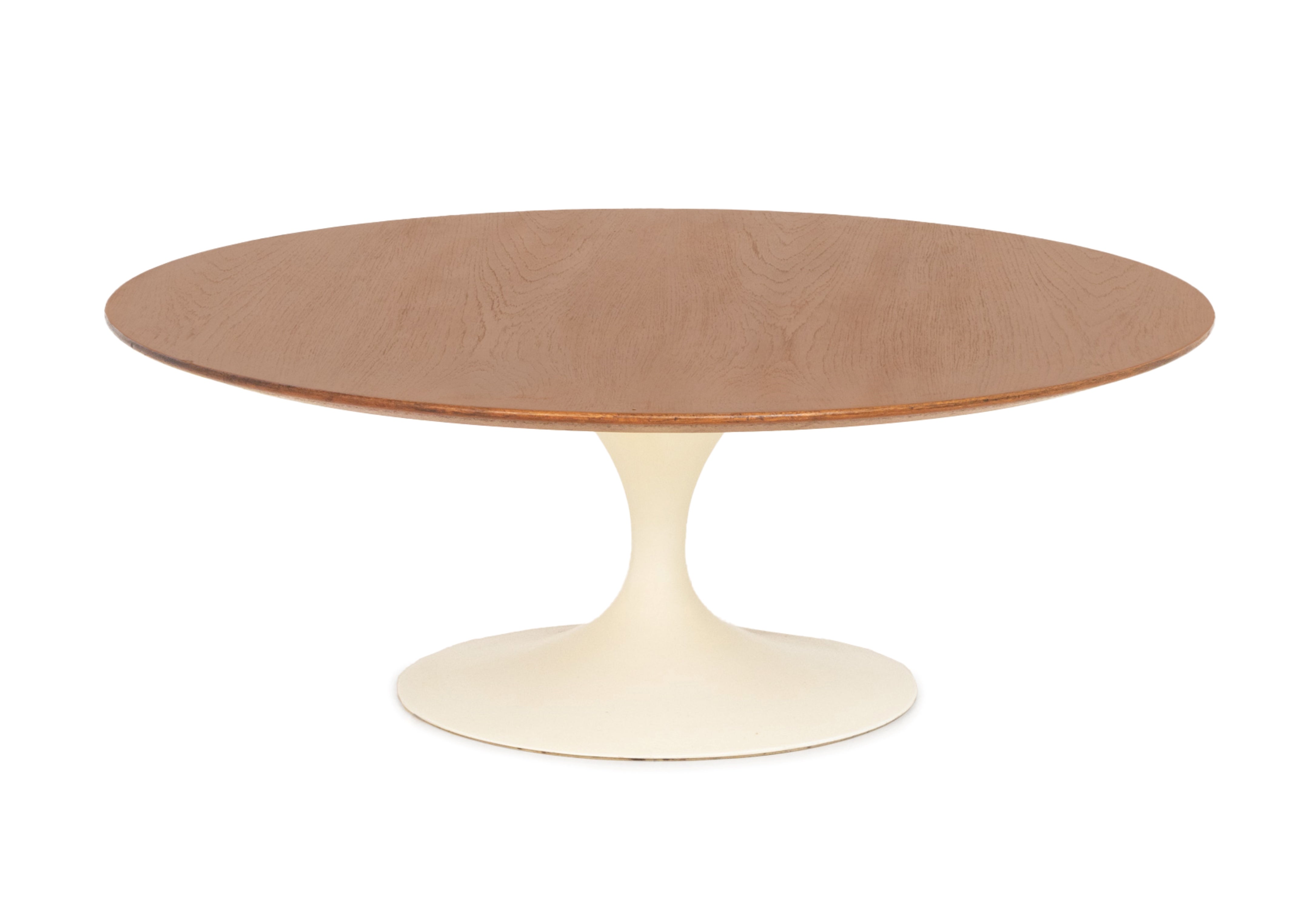 Mesa de centro «Tulip» de Eero Saarinen con tablero de roble y base blanca